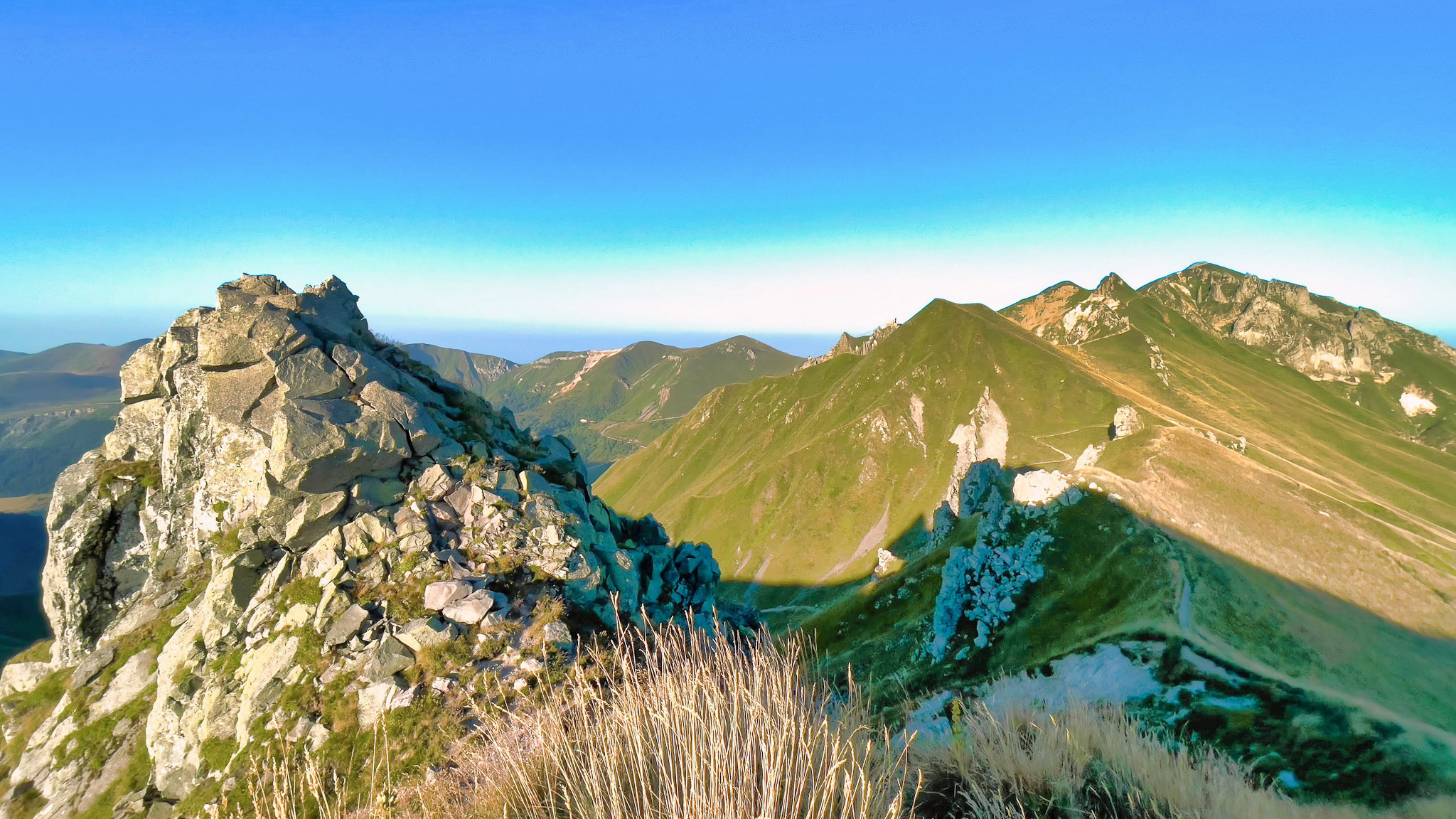 Tour Carrée : Porte d'Entrée vers les Crêtes du Sancy