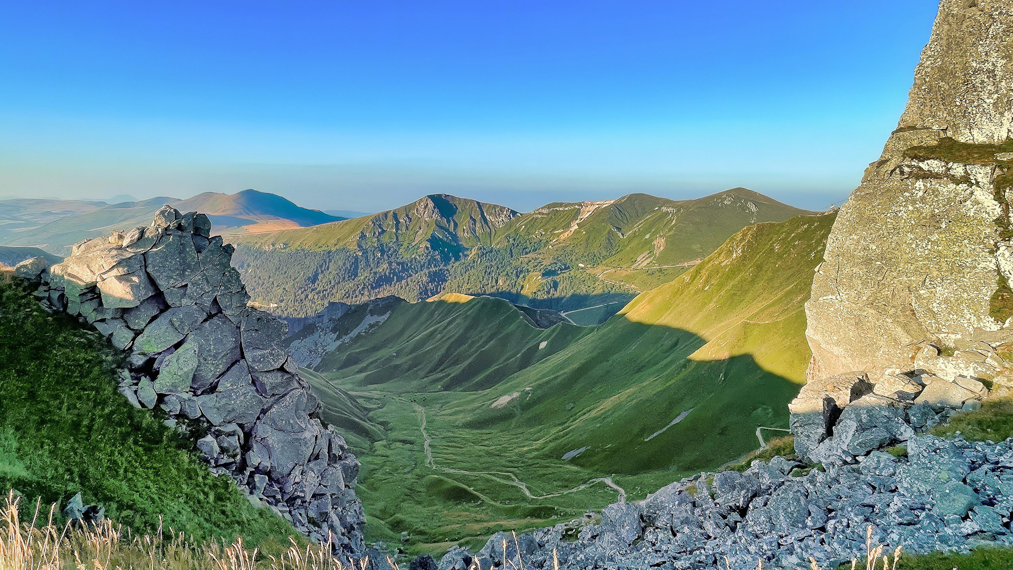 Tour Carrée : Vue Imprenable sur la Vallée de Courre