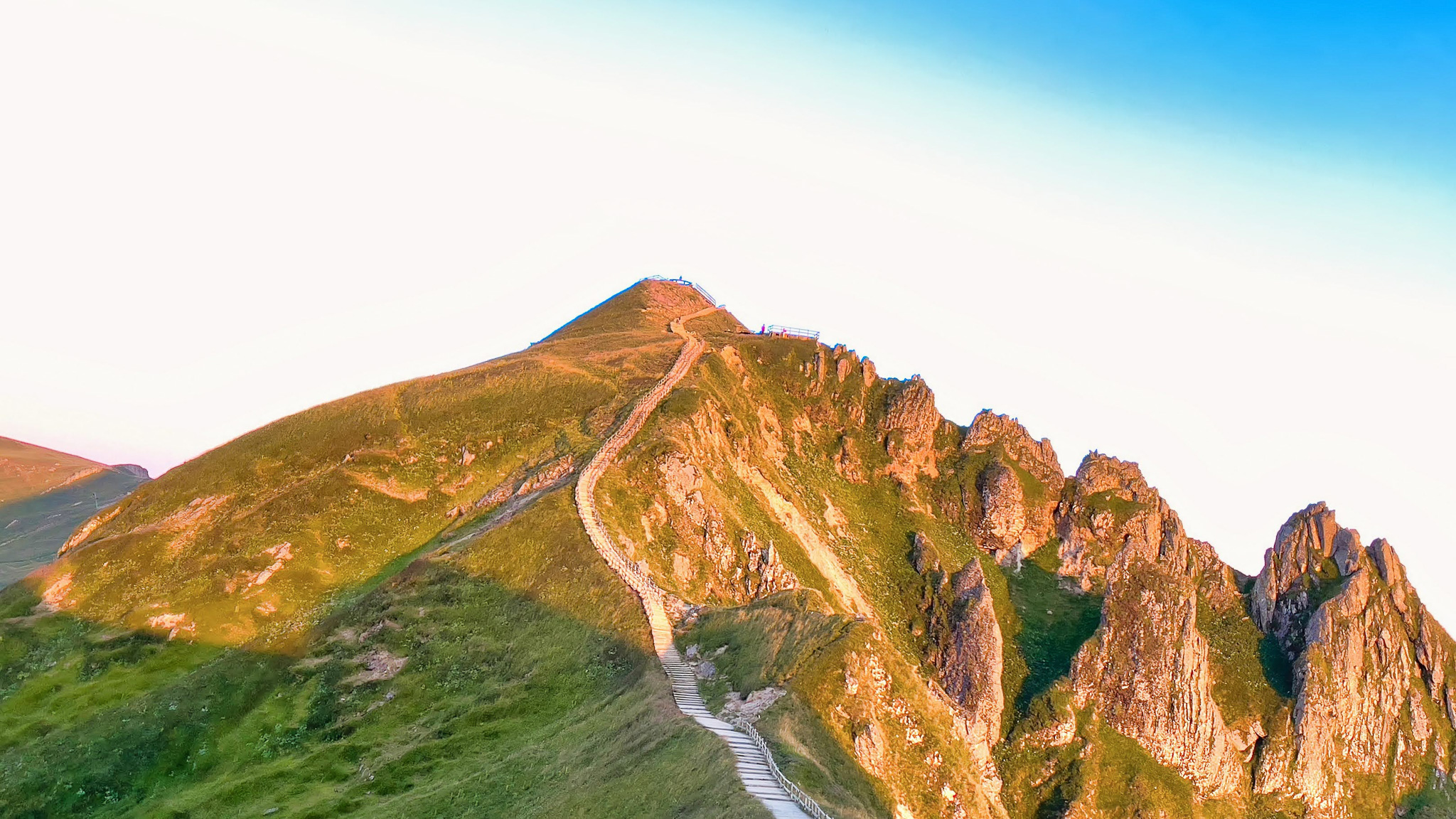 Puy de Sancy : Aventure et Panorama Unique au Sommet