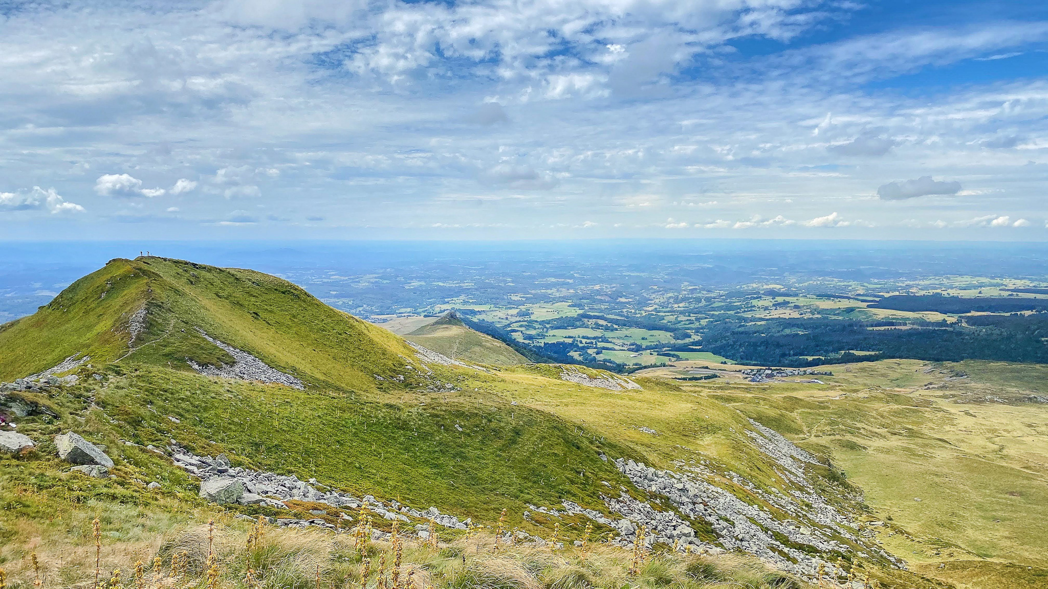 Puy de Chabanne : Vue Imprenable sur le Village de Chalets de Chastreix-Sancy