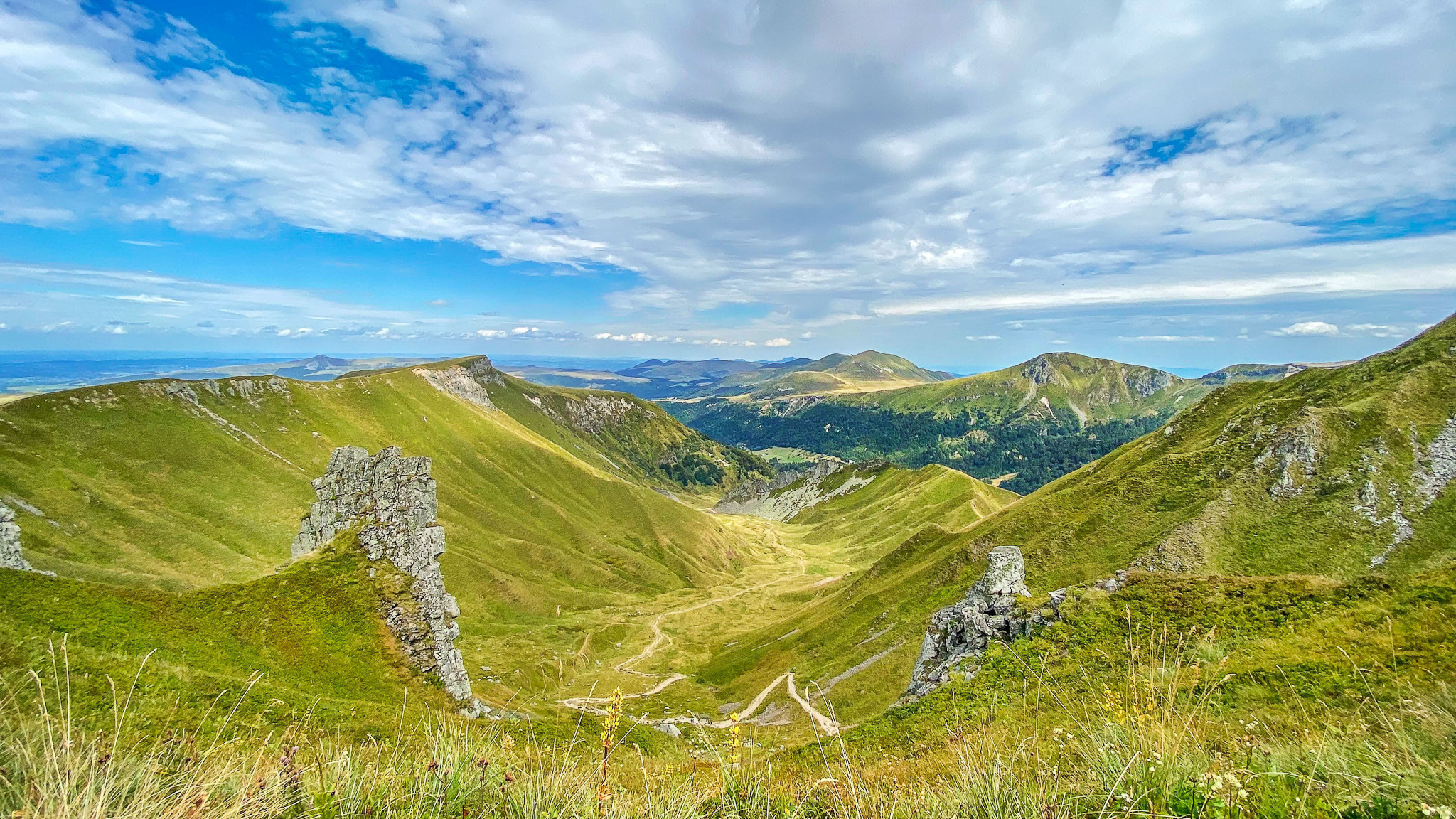 Val de Courre : Panorama sur le Roc de Cuzeau et le Puy de l'Angle