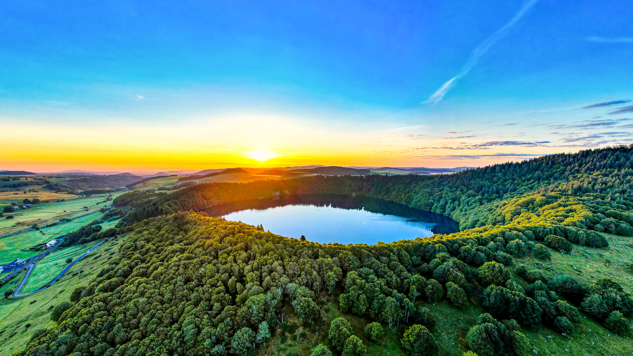 Le Soleil se lève sur le Lac Pavin