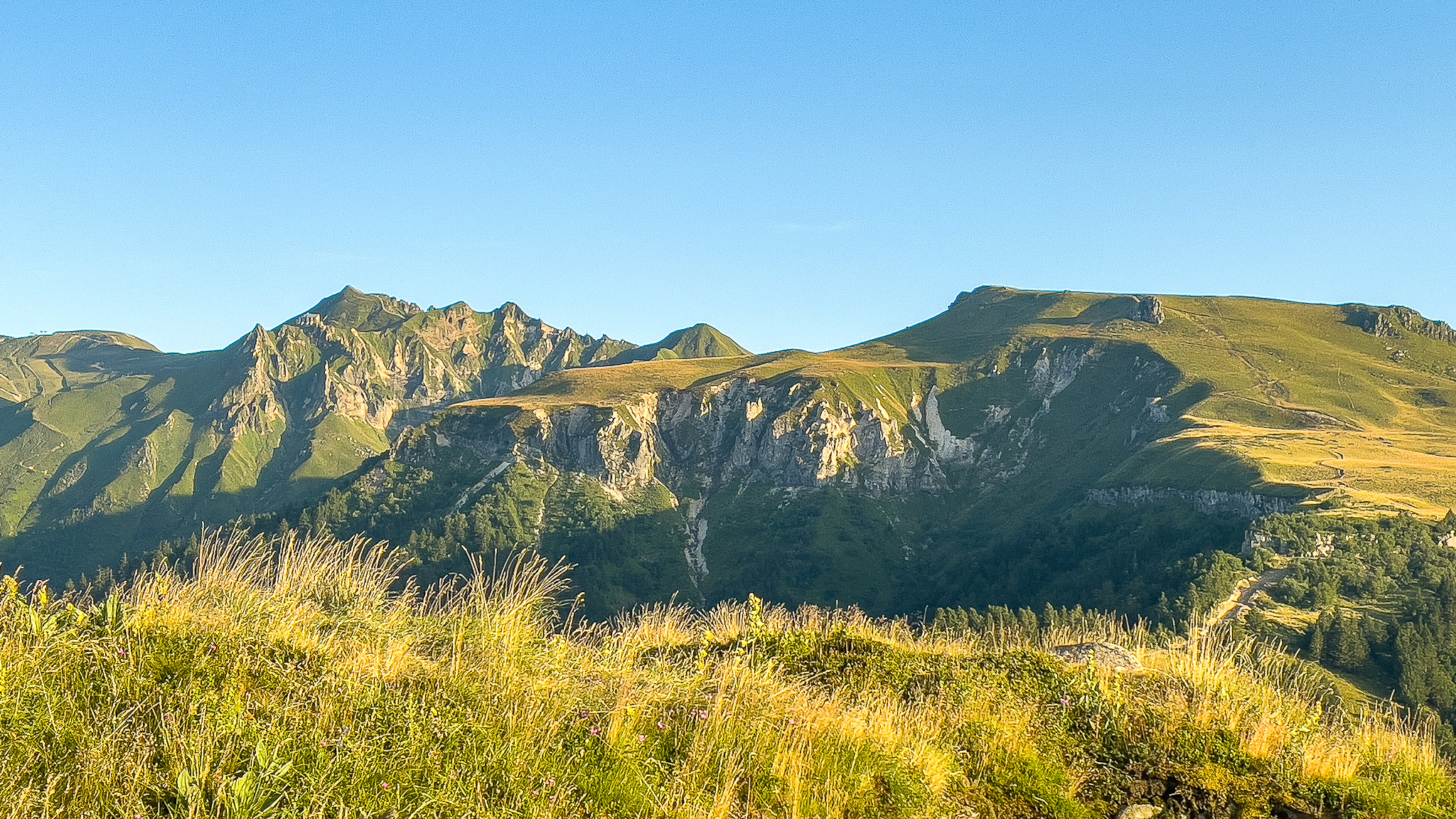 Massif Central - Chemin des Crêtes du Sancy : Du Capucin au Puy de Sancy - Randonnée Panoramique Exceptionnelle