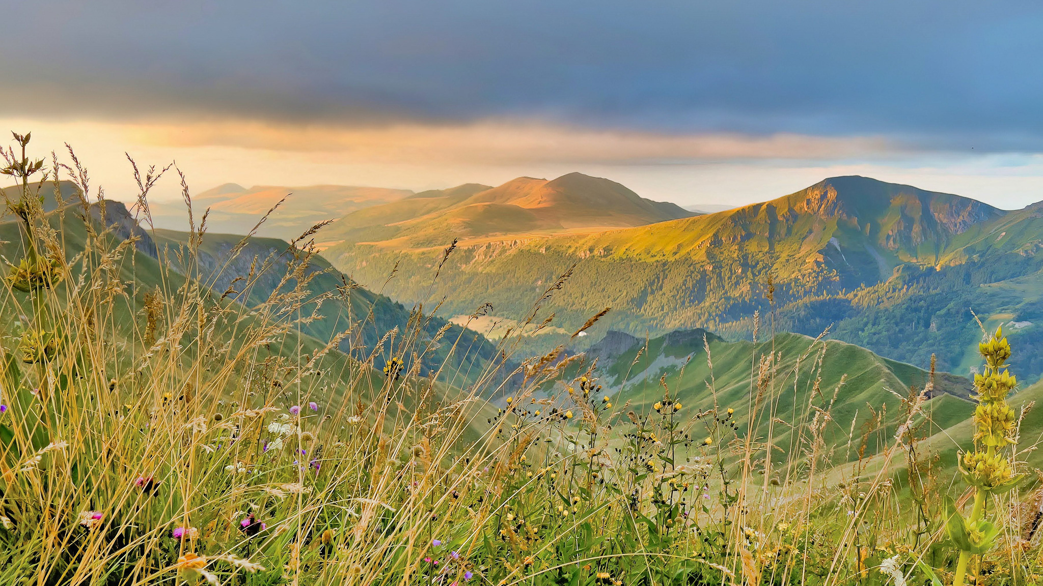 Entre la Tour Carrée et le Puy de Cliergue : Val de Courre et Roc de Cuzeau - Paysages Exceptionnels