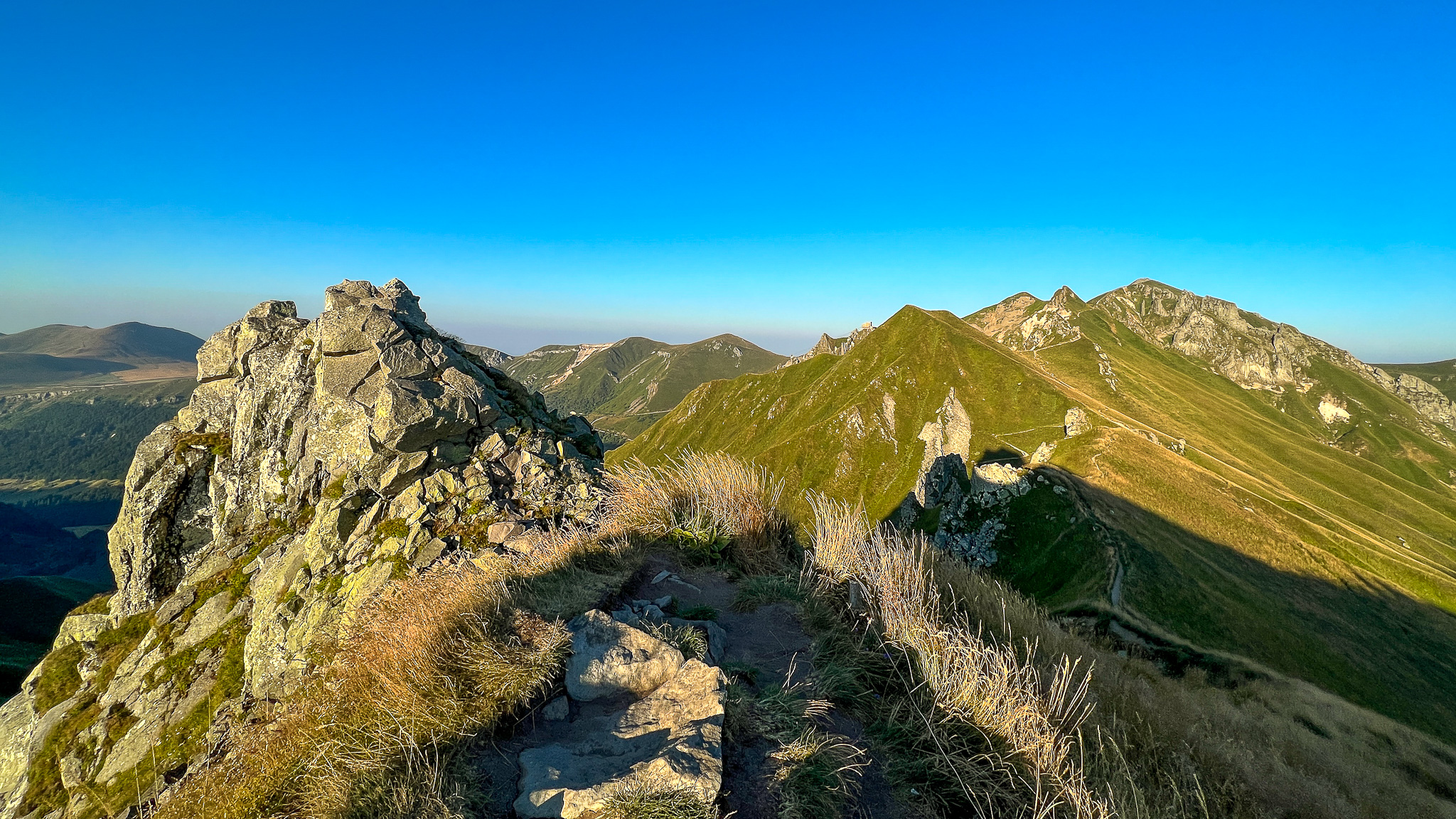 La Tour Carrée - Chemin des Crêtes vers le Puy de Sancy - Randonnée Panoramique