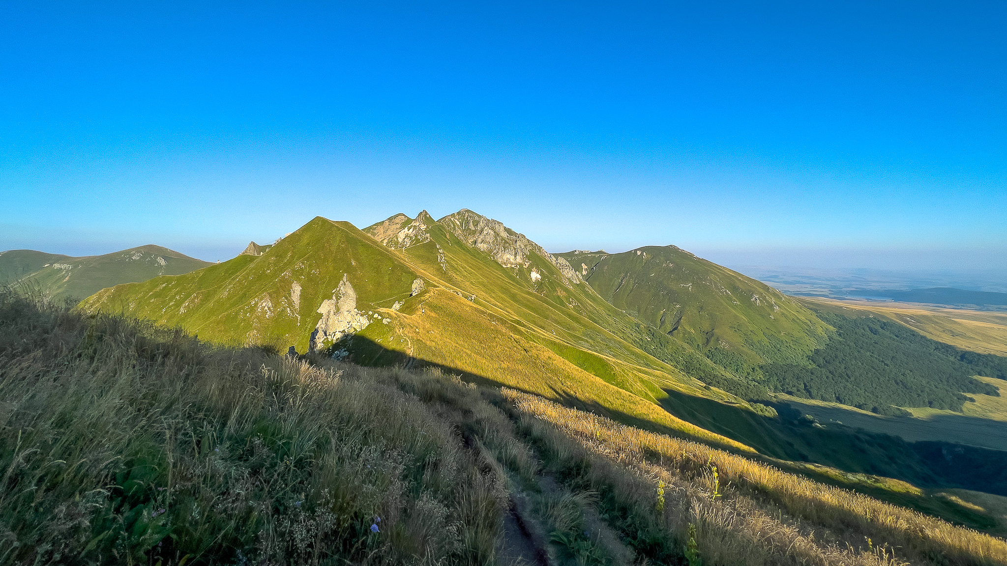 Chemin des Crêtes du Sancy - Vue sur la Fontaine Salée - Curiosité Naturelle