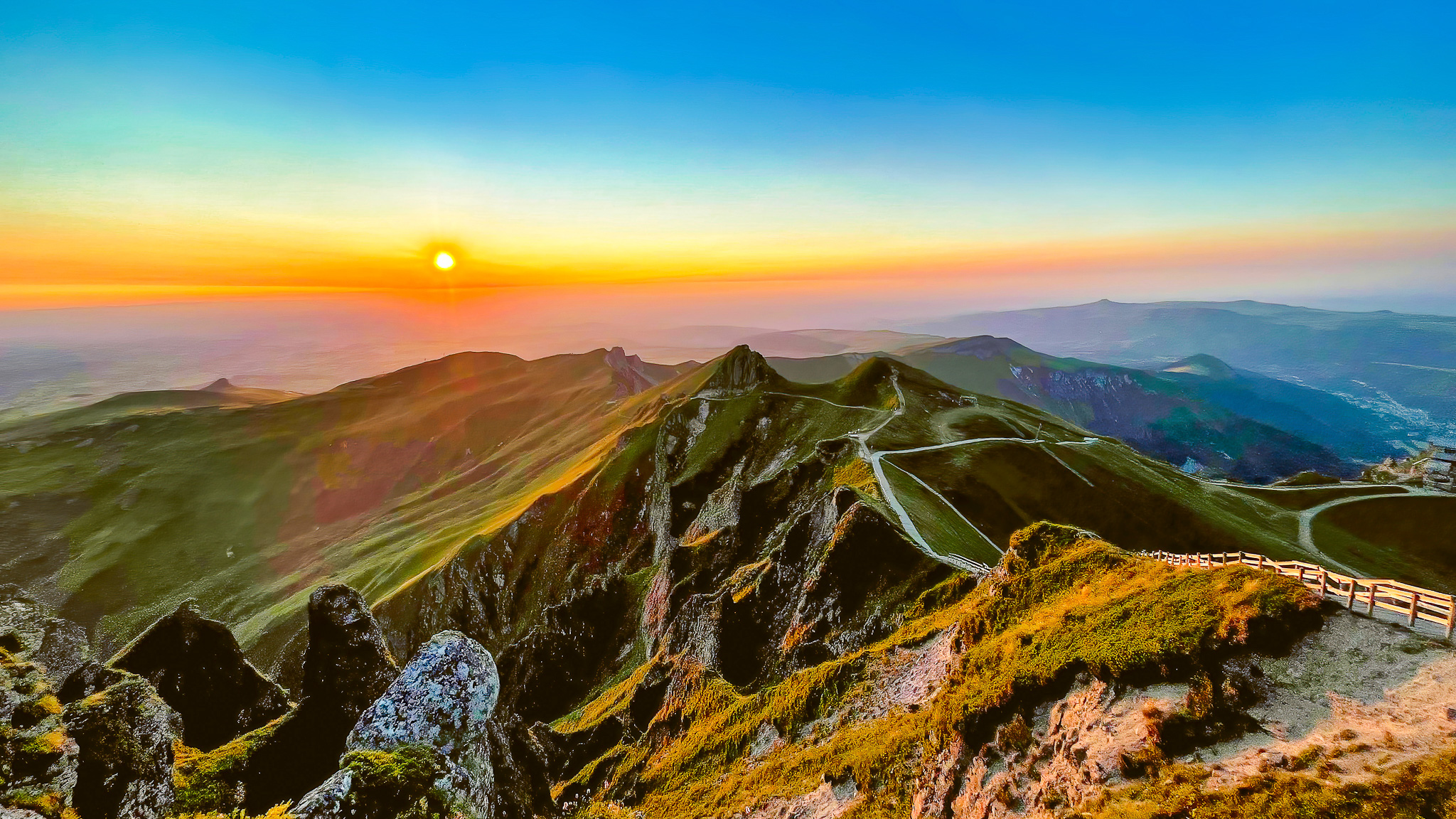 Crêtes du Sancy : Coucher de Soleil Magique sur les Sommets