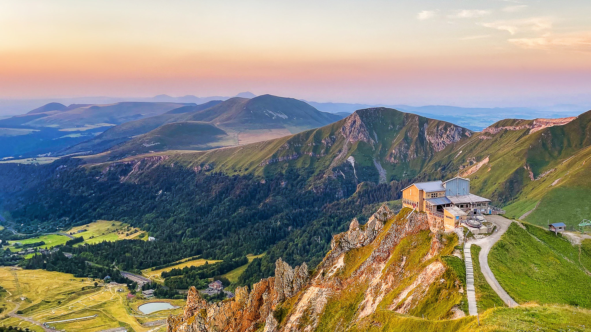 Crêtes du Sancy : Coucher de Soleil sur le Téléphérique - Vue Spectaculaire