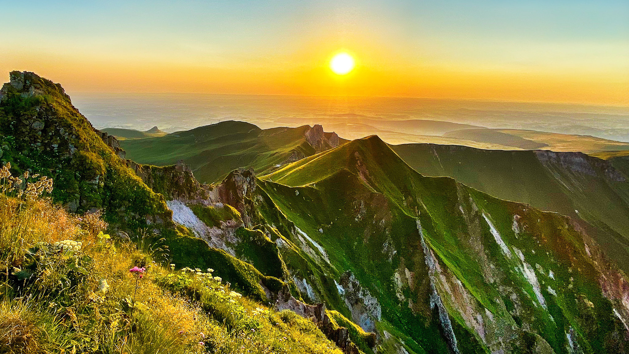 Crêtes du Sancy : Coucher de Soleil sur le Val d'Enfer - Paysage Féerique