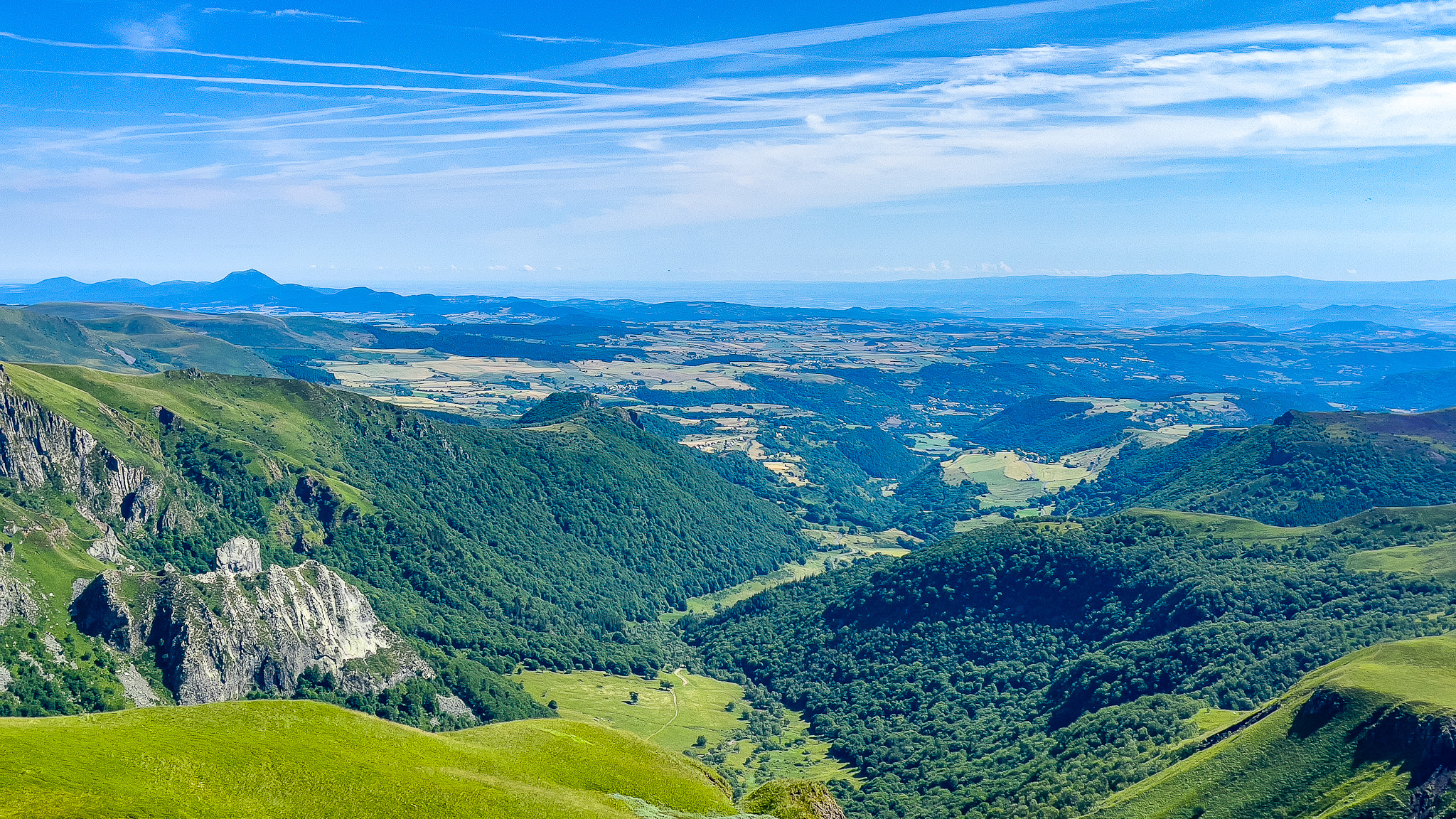 Puy de la Perdrix : Vue Panoramique sur la Vallée de Chaudefour, un Trésor d'Auvergne