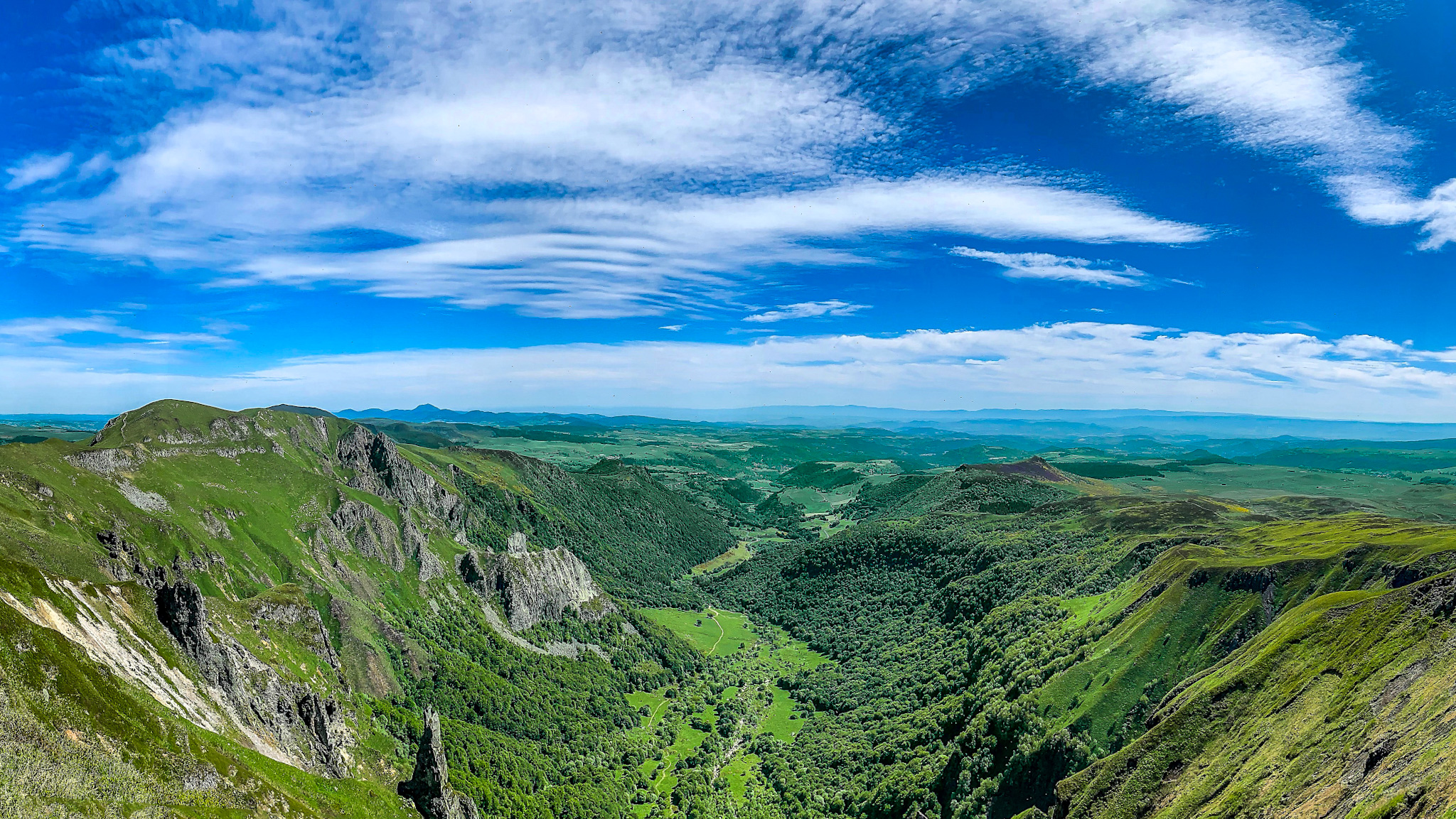 Vallée de Chaudefour au Printemps : Éclosion de la Nature