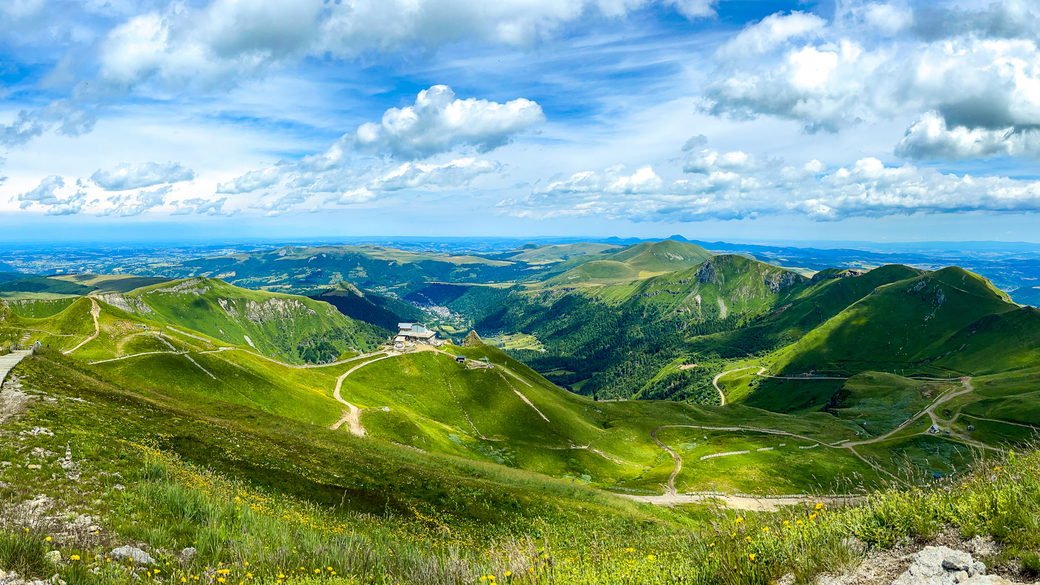 La Vallée de la Dordogne : Naissance au Pied du Puy de Sancy, un Spectacle Naturel