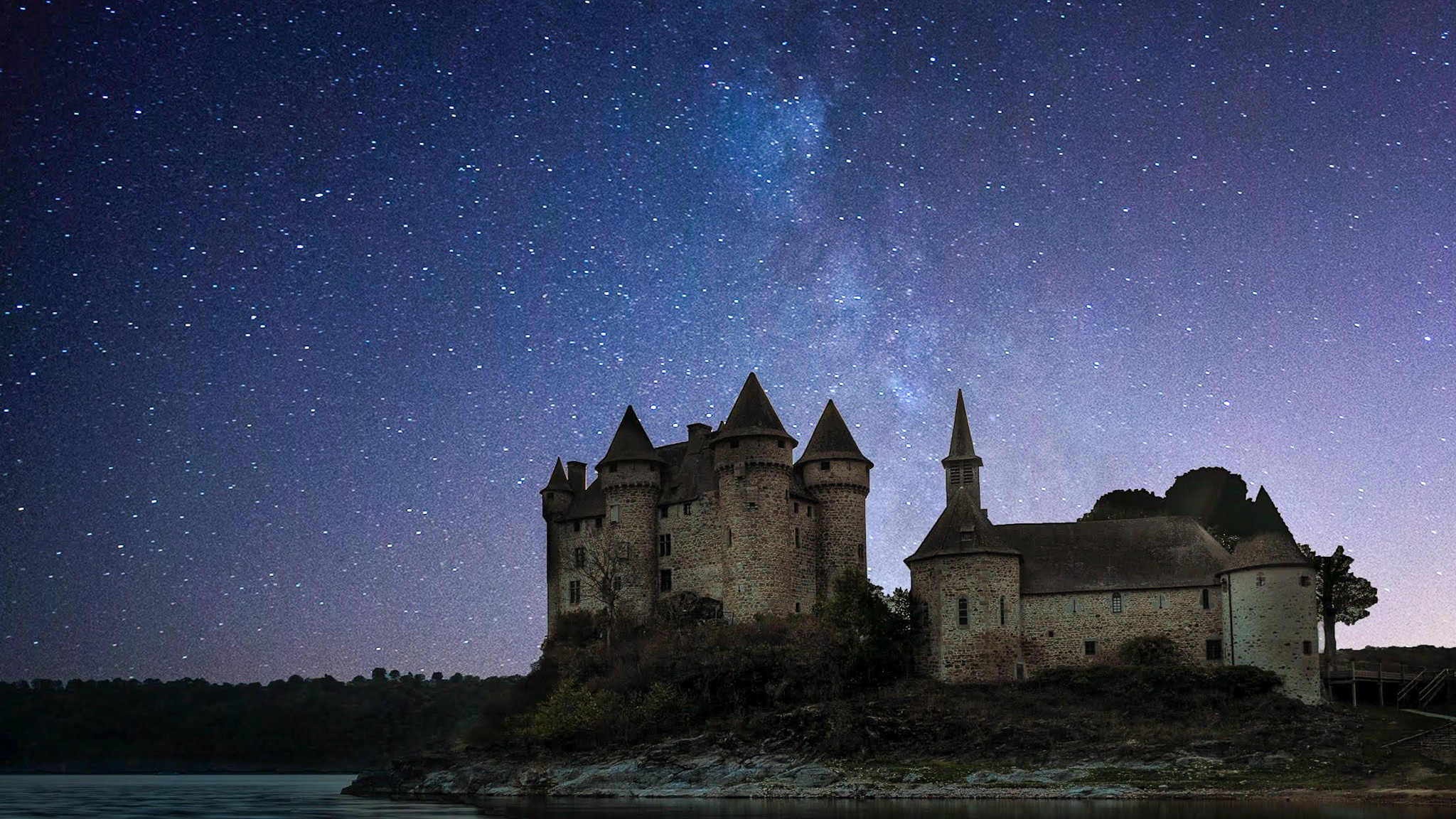 Bort-les-Orgues : Barrage Impressionnant et Château du Val, un Trésor Historique