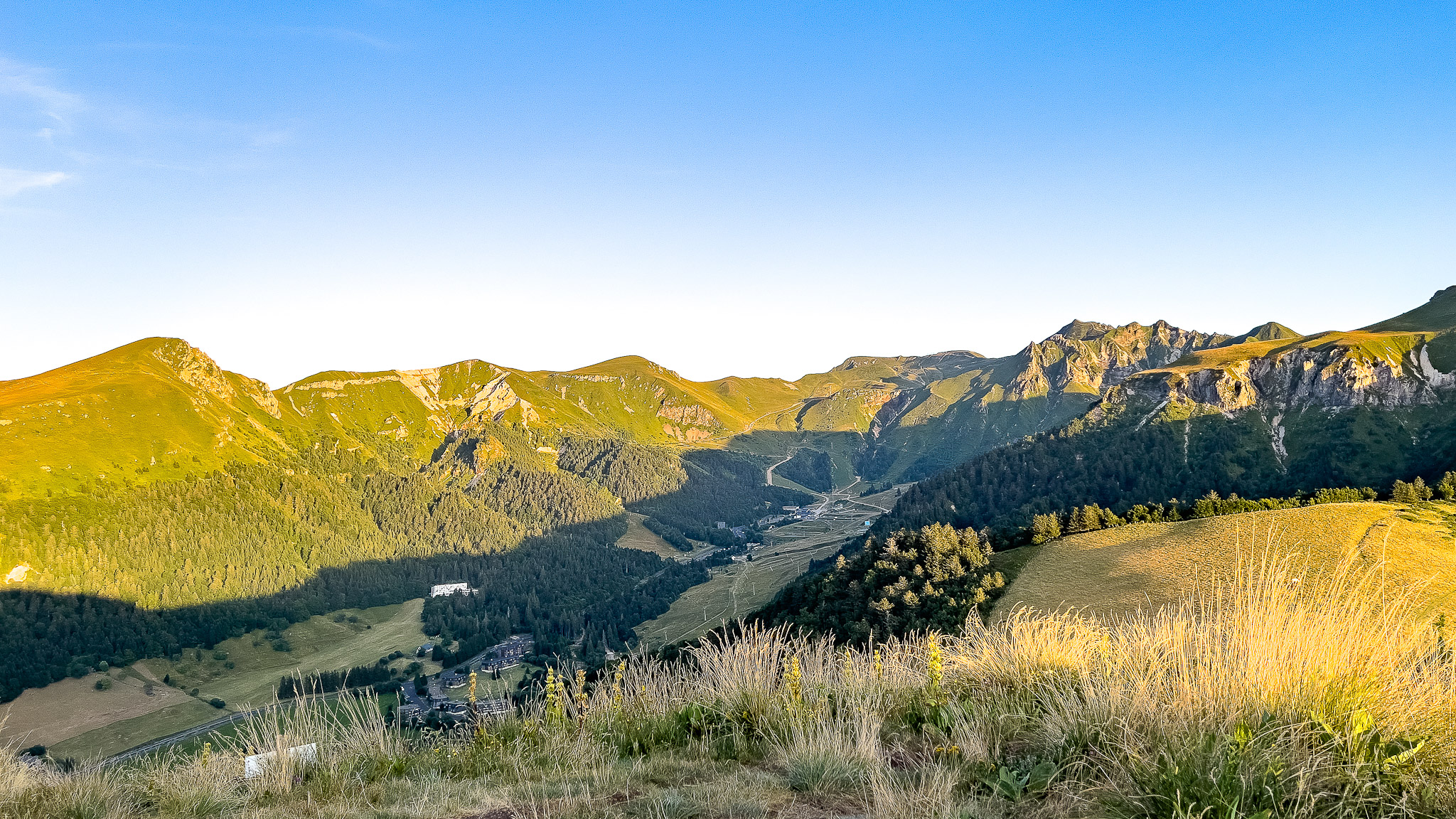 Crêtes du Sancy : Vue Panoramique du Sommet du Capucin, Splendeur des Montagnes