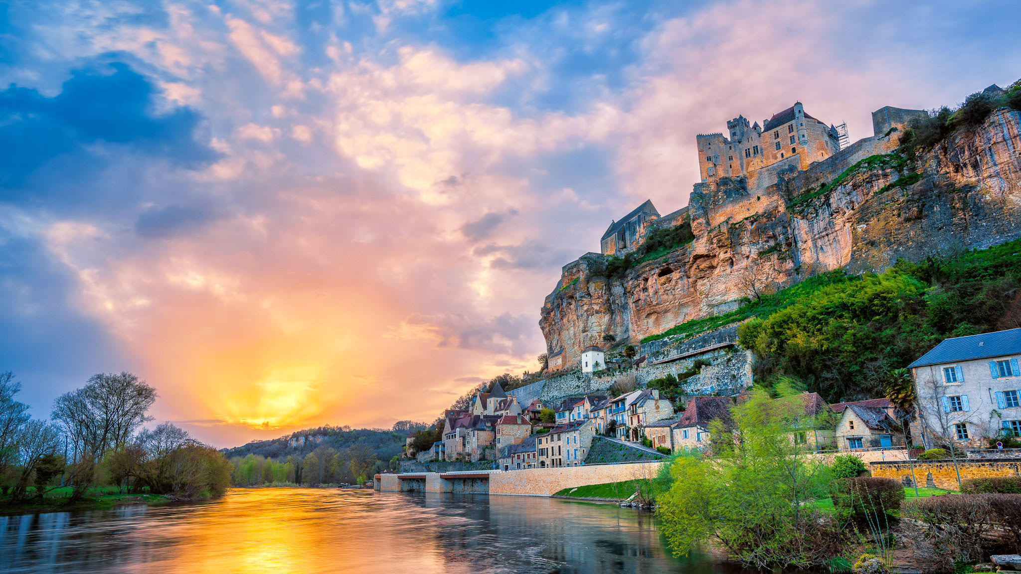 Château de Beynac : Un Bijou Historique Dominant la Vallée de la Dordogne