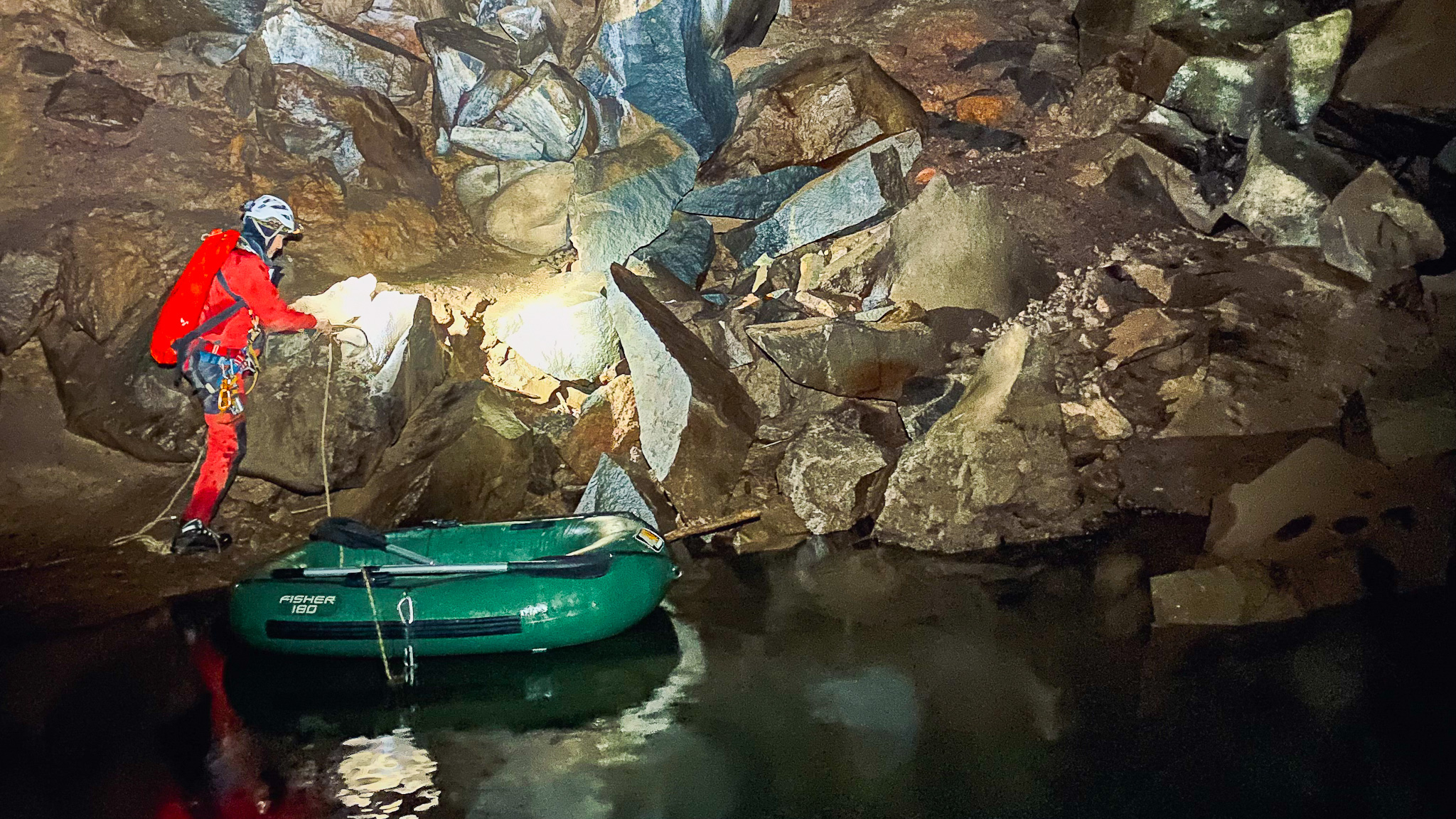 Le Creux de Soucy : Gouffre Remarquable du Massif du Sancy - Un Lac au Fond