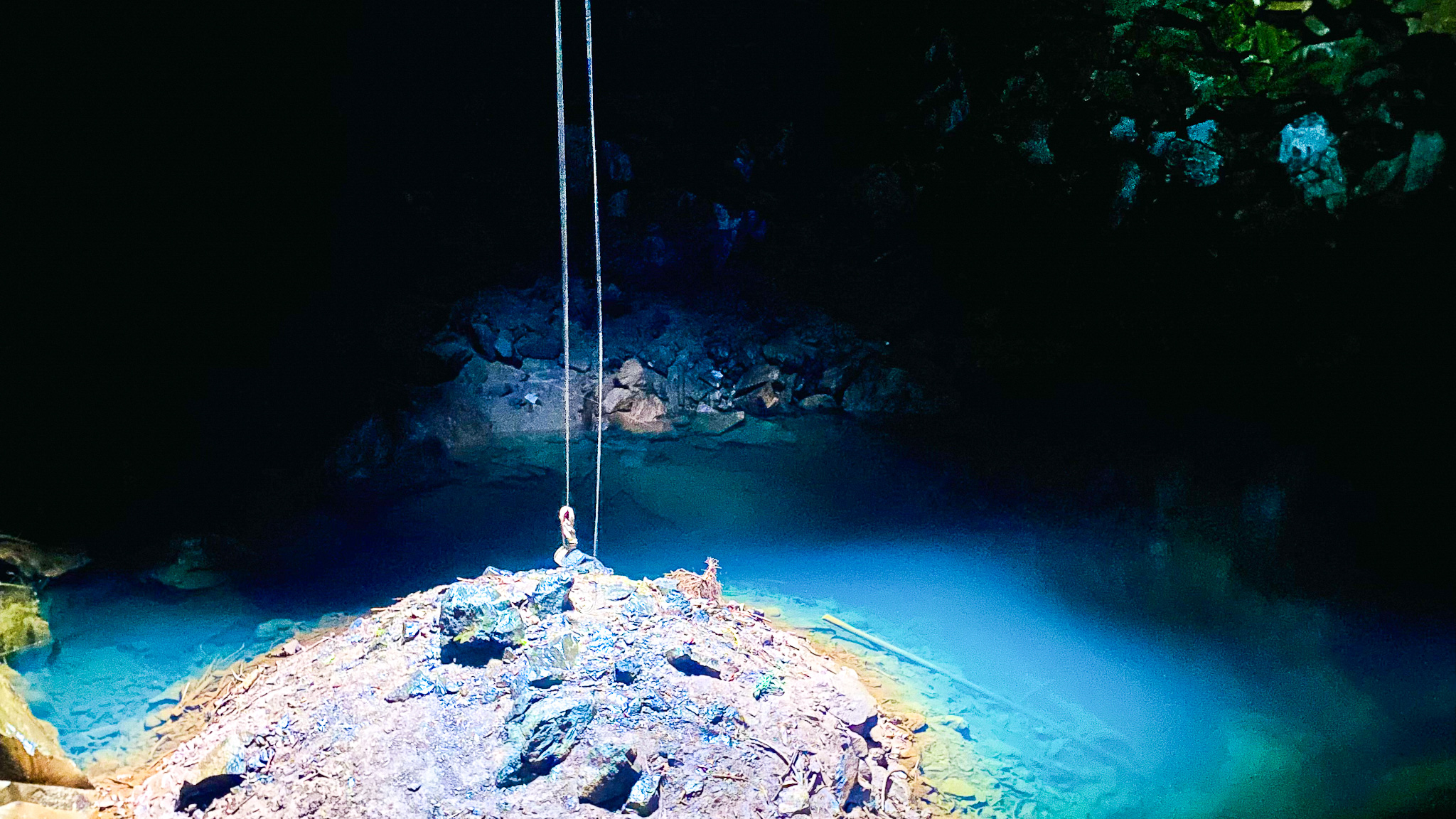 Le Creux de Soucy : Zone d'Arrivée en Rappel - Exploration d'un Gouffre en Auvergne