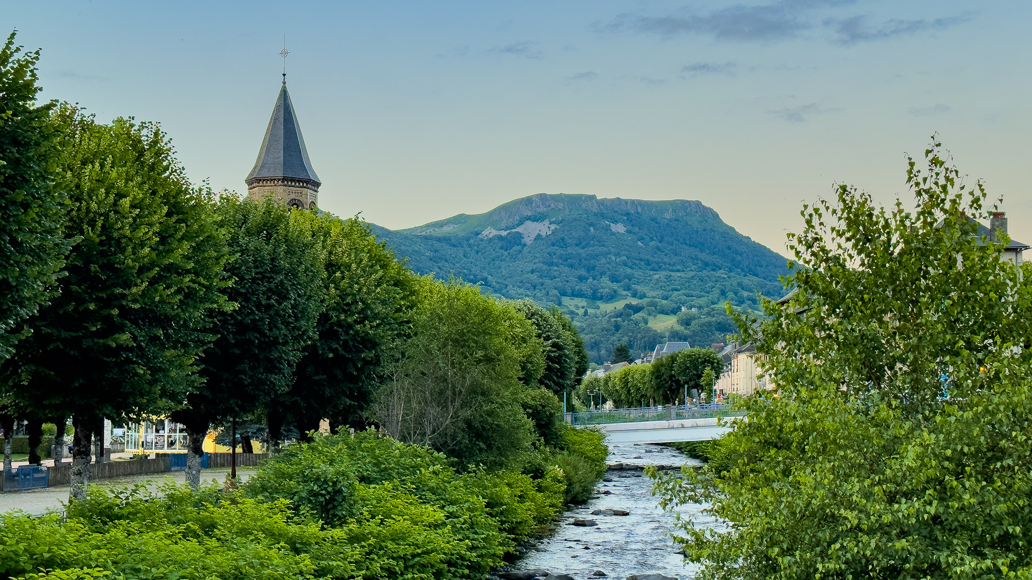 La Bourboule : Charme Thermale et Beauté Naturelle en Vallée de la Dordogne