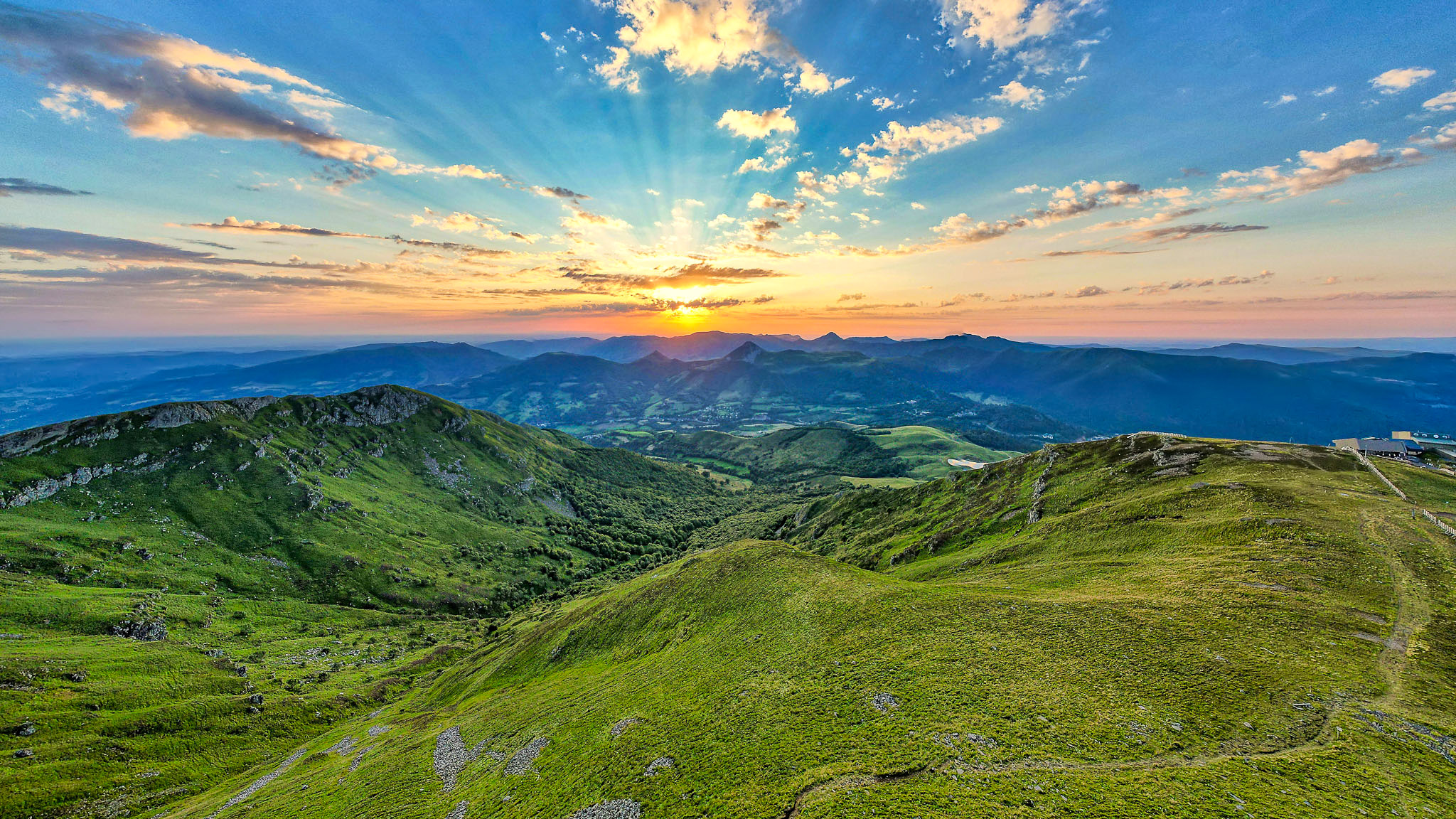 Plomb du Cantal : Coucher de Soleil Magique sur les Monts du Cantal