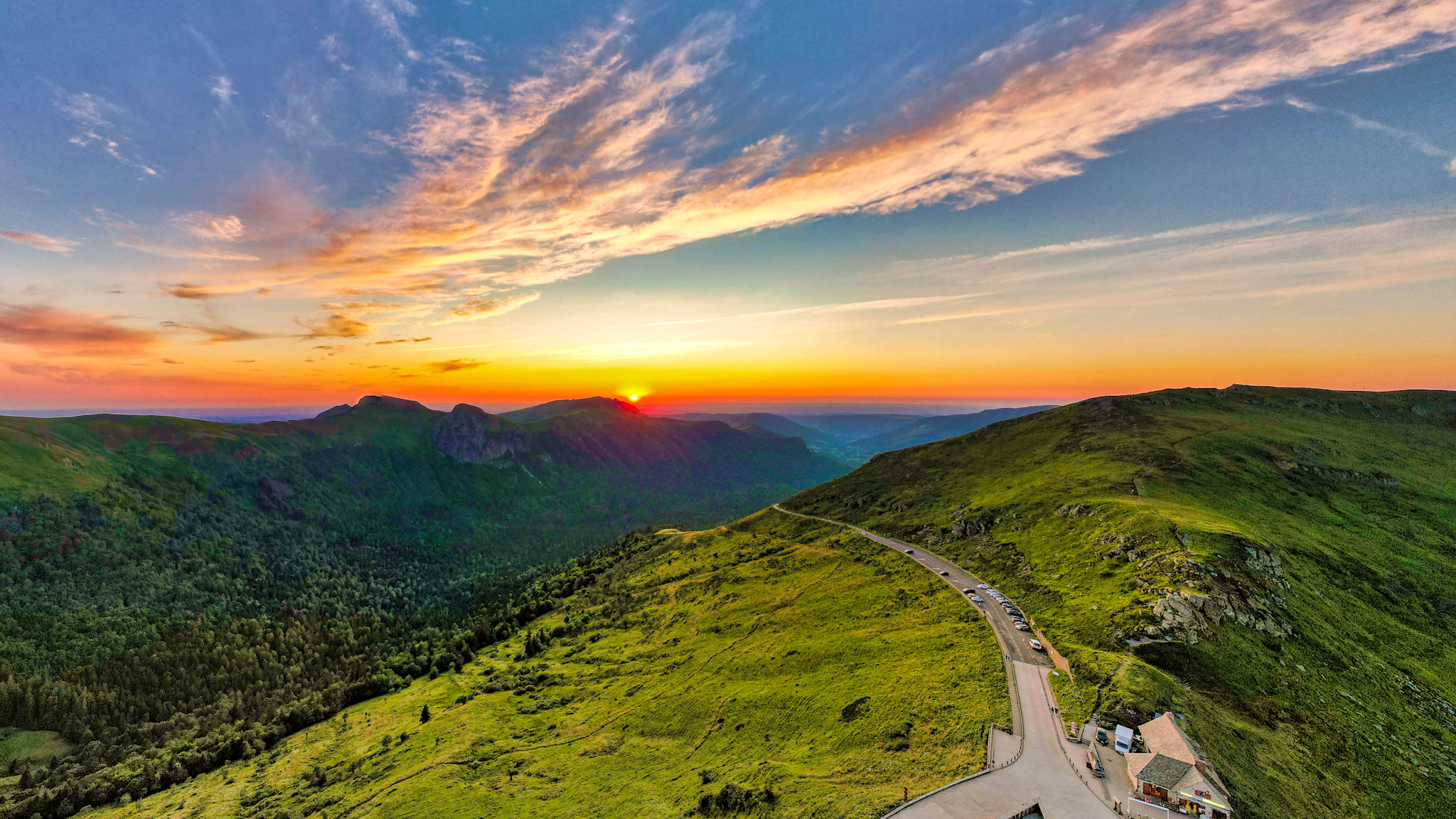 Puy Mary : Couleurs Incroyables du Coucher de Soleil sur les Monts du Cantal