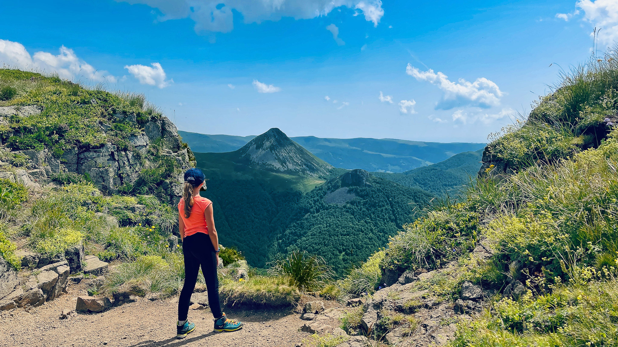 Puy Griou : Panorama Exceptionnel sur les Crêtes des Monts du Cantal