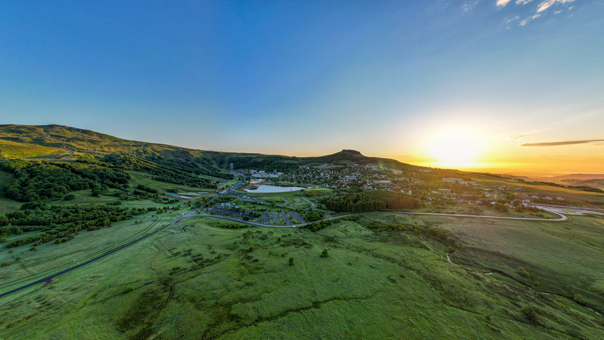 Super Besse : Lever de Soleil Magique sur les Montagnes