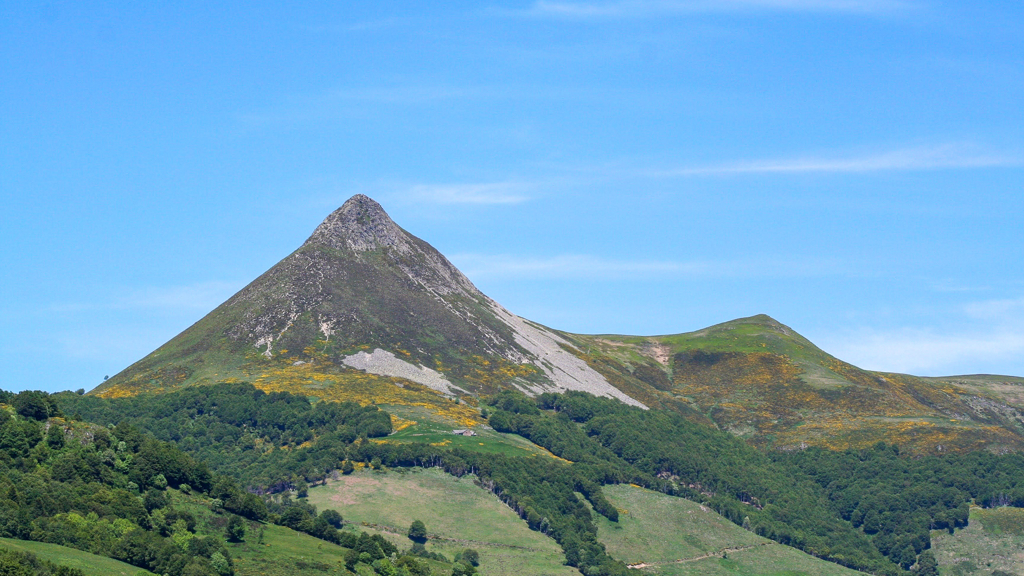 Puy Griou : Sommet Iconique des Monts du Cantal