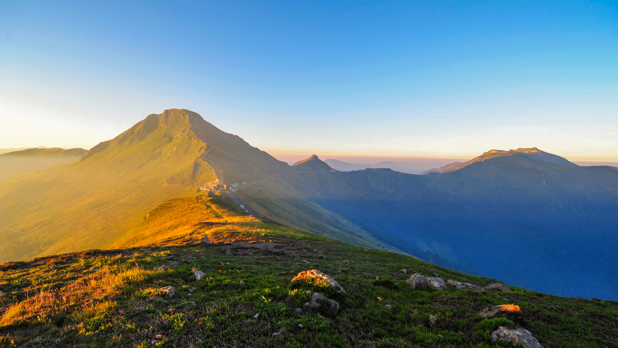 Puy Mary : Volcan Majestueux du Cantal