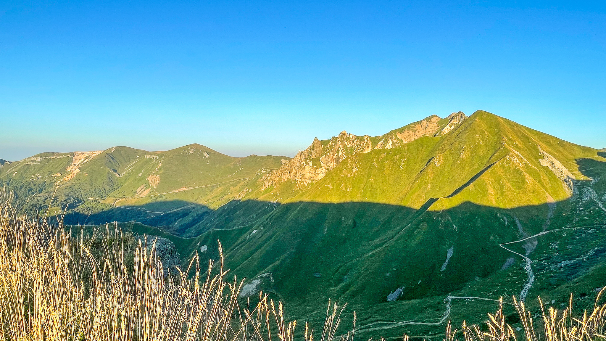 Val de Courre : Panorama Splendide sur les Crêtes du Sancy