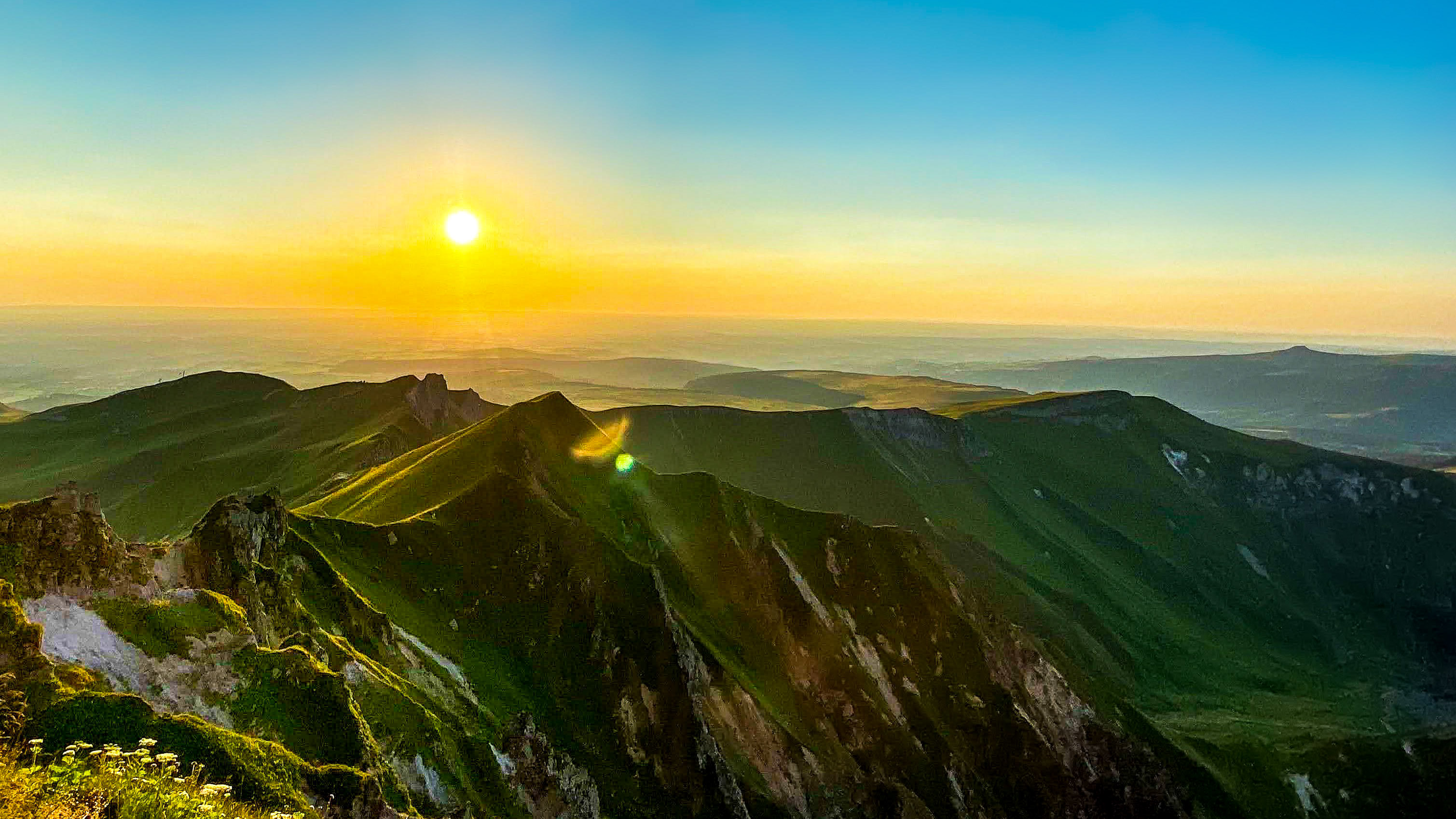 Coucher de Soleil Magique sur la Vallée du Val d'Enfer au Mont-Dore