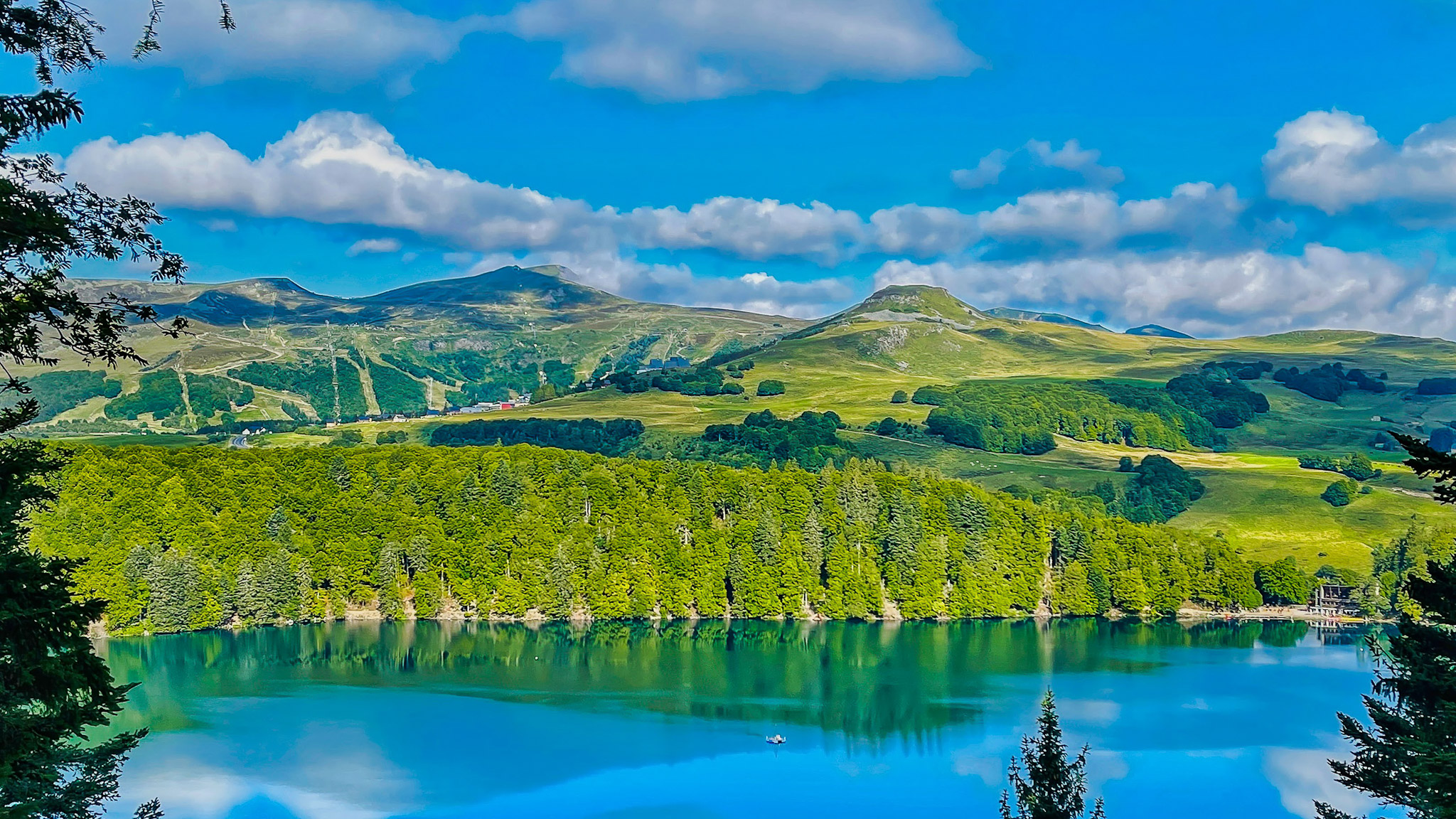 Lac Pavin : Panorama Splendide sur le Puy de Chambourguet et Super Besse