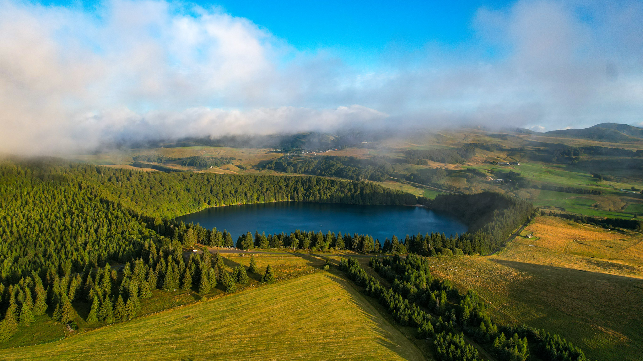 Lac Pavin et Massif du Sancy - Mystique Sous les Nuages