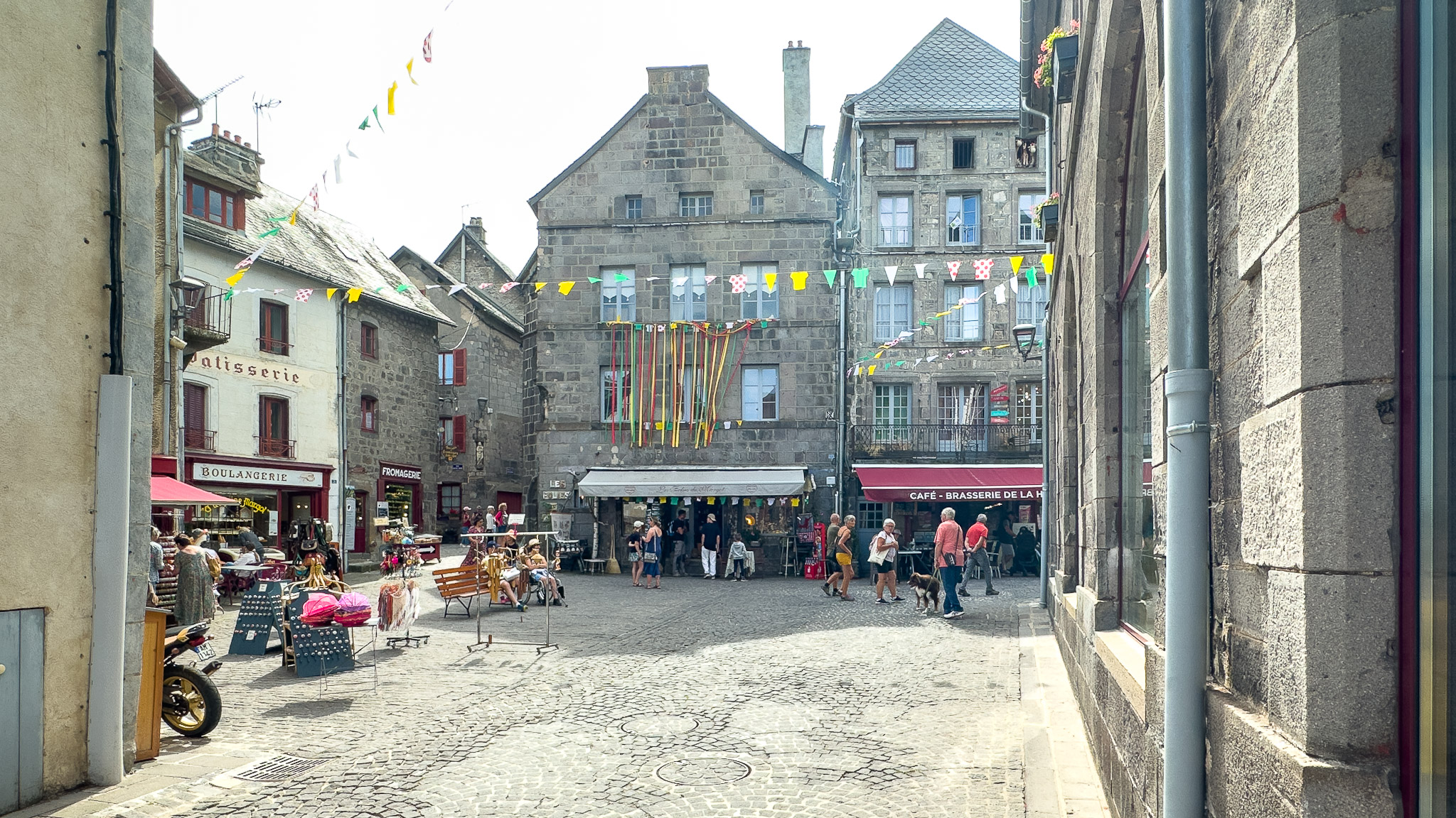 Besse-en-Chandesse et Saint-Anastaise : Petite Cité de Caractère pleine de Charme