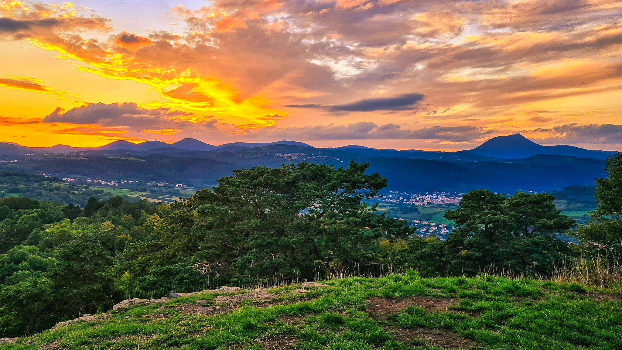 Chaîne des Puys : Au Cœur du Puy de Dôme, une Mer de Volcans