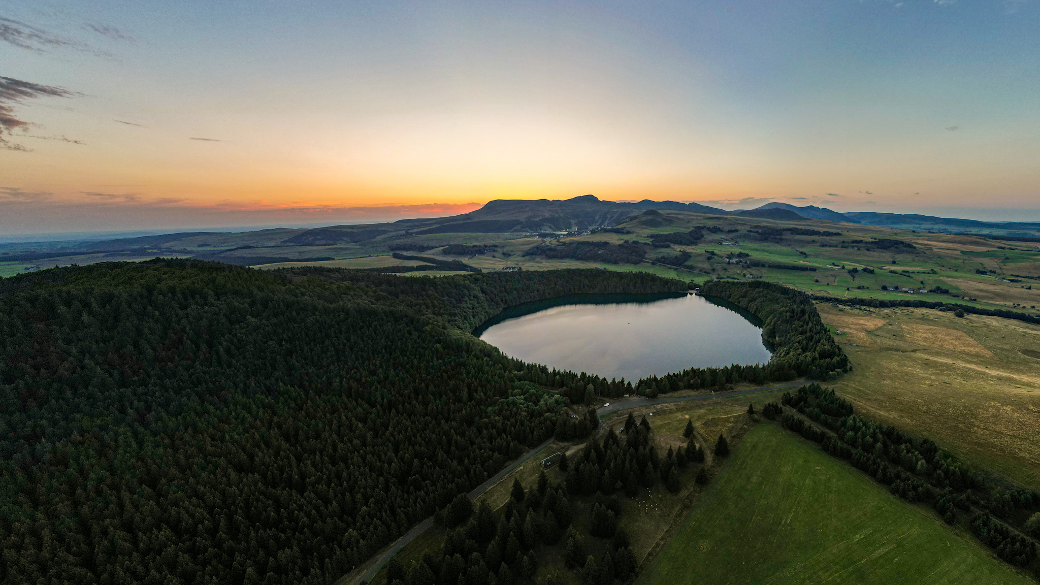 Lac Pavin : Coucher de Soleil Magique sur le Puy de Montchal