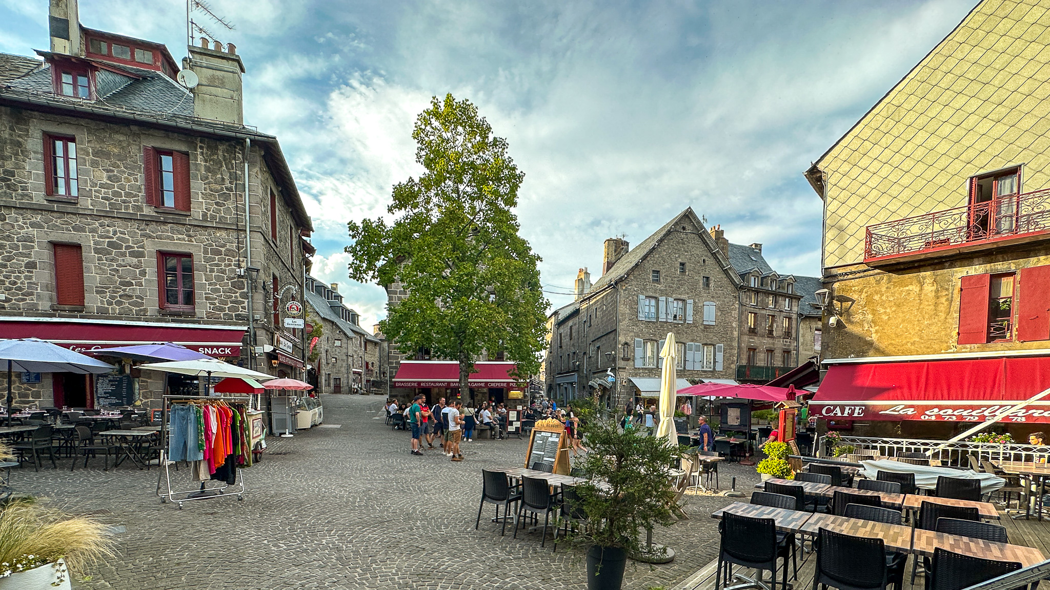 Besse-en-Chandesse et Saint-Anastaise : Cœur Médiéval d'Auvergne