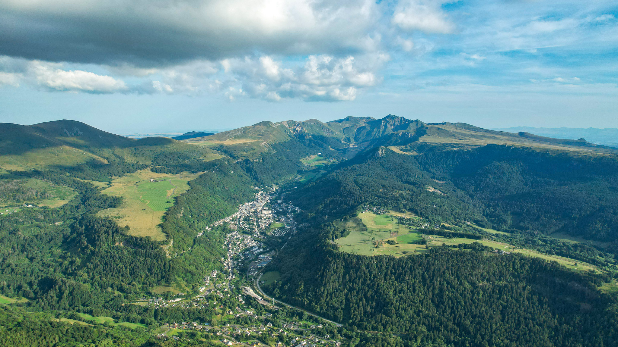 Vallée de la Dordogne : Panorama Splendide sur le Massif du Sancy et le Mont-Dore