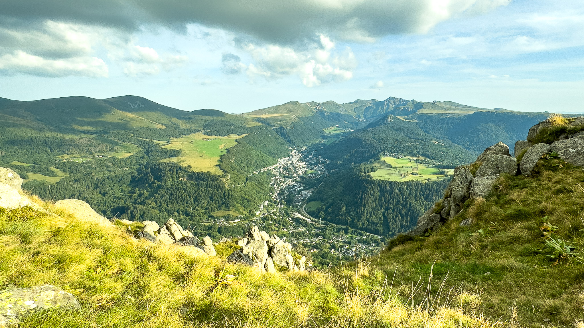 Le Mont-Dore : Ville Thermale au Cœur du Massif des Monts Dore