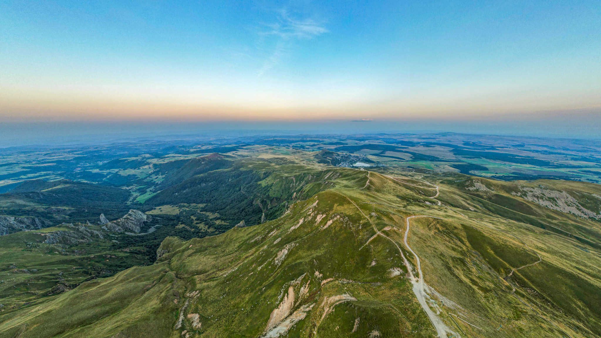 Puy de Sancy : Vue Exceptionnelle sur Super Besse et la Vallée de Chaudefour