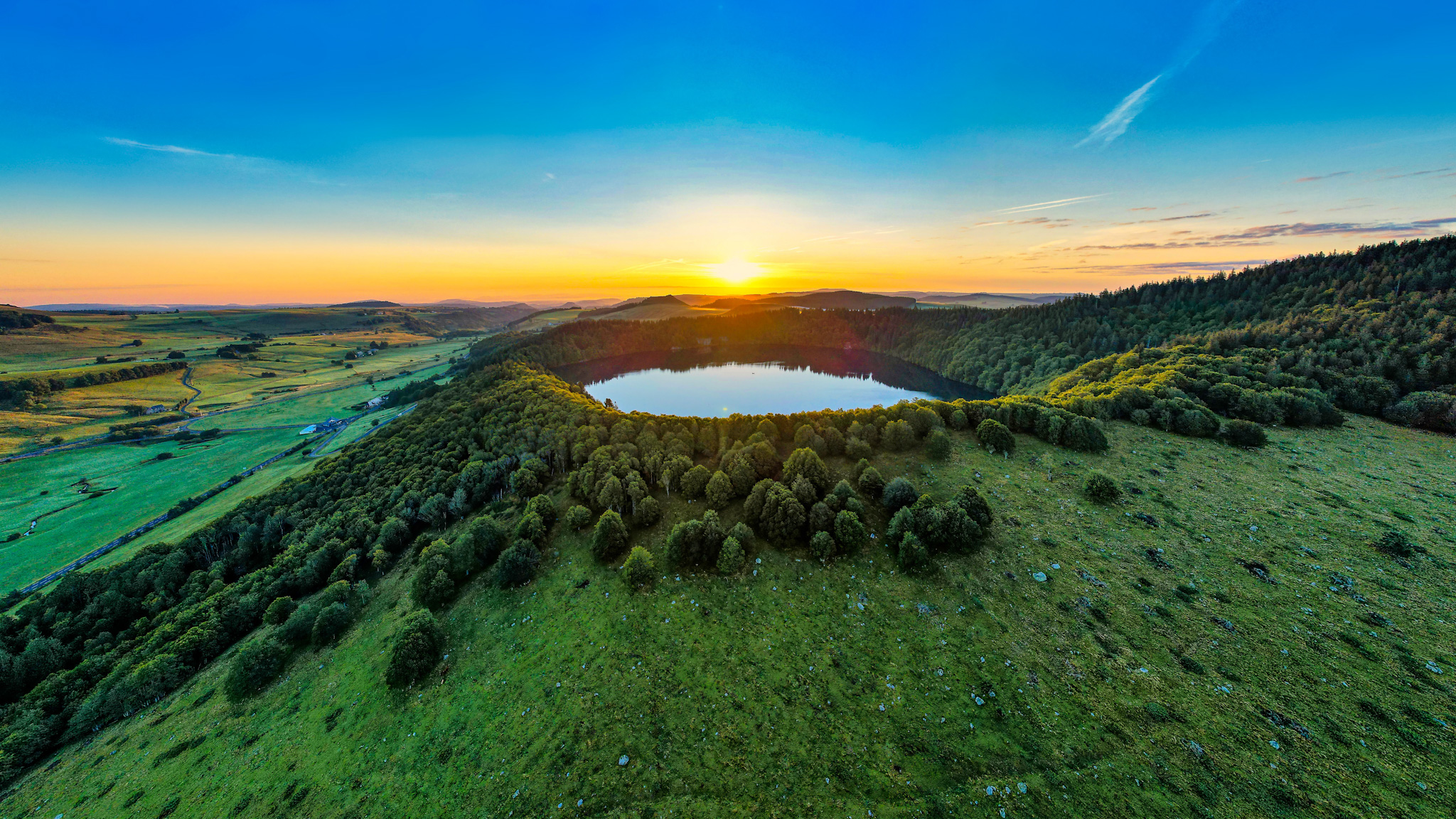 Lac Pavin : Réveil Doré d'un Joyau d'Auvergne