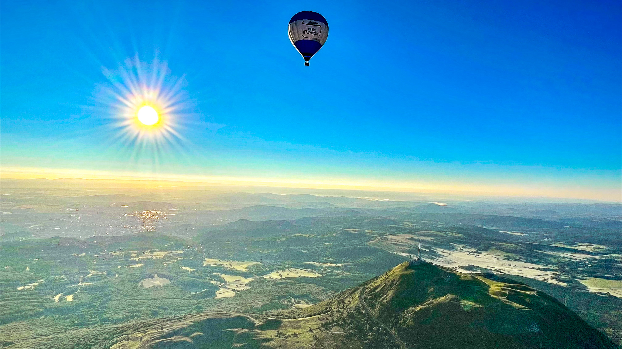 Chaîne des Puys - Puy de Dôme : Un voyage en montgolfière au-dessus des volcans, un spectacle inoubliable.