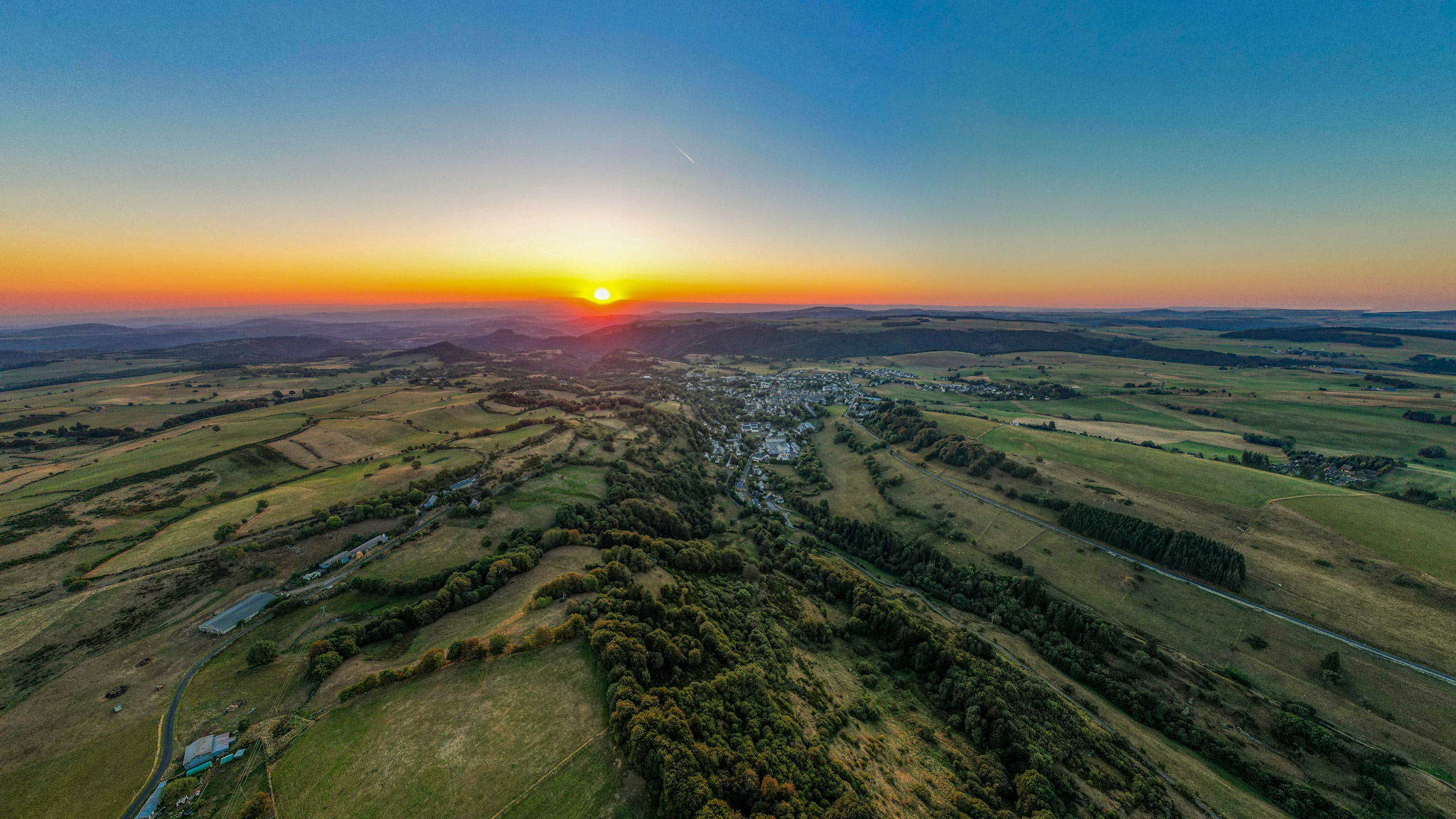 Besse-Saint-Anastaise : Réveil Doré d'une Cité