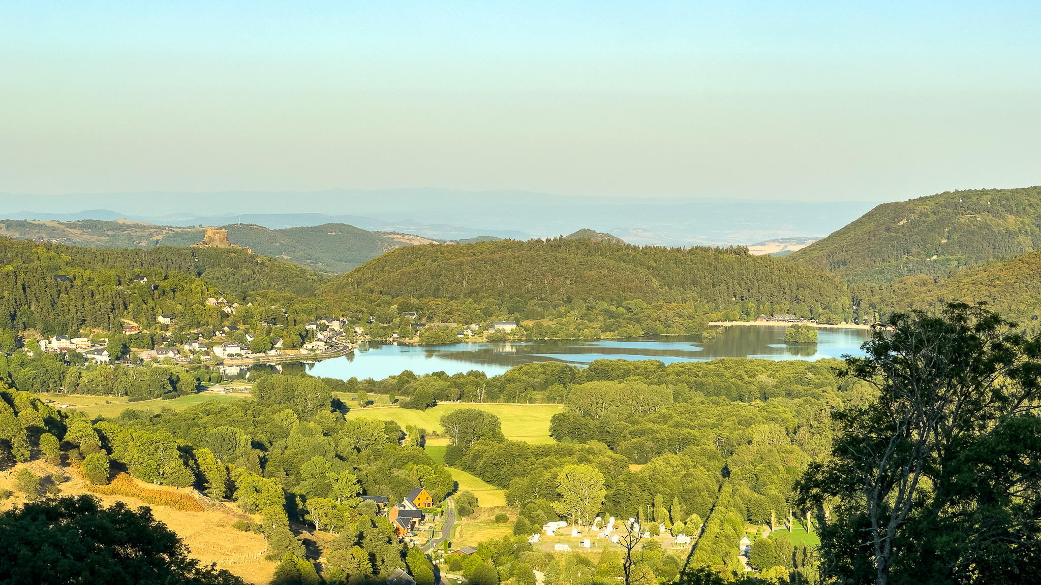 Lac Chambon et Château de Murol : Symbiose de Nature et d'Histoire