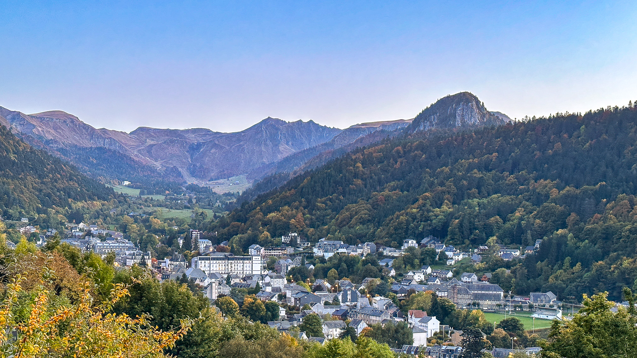 Vallée de la Haute Dordogne : Exploration Naturelle et Historique