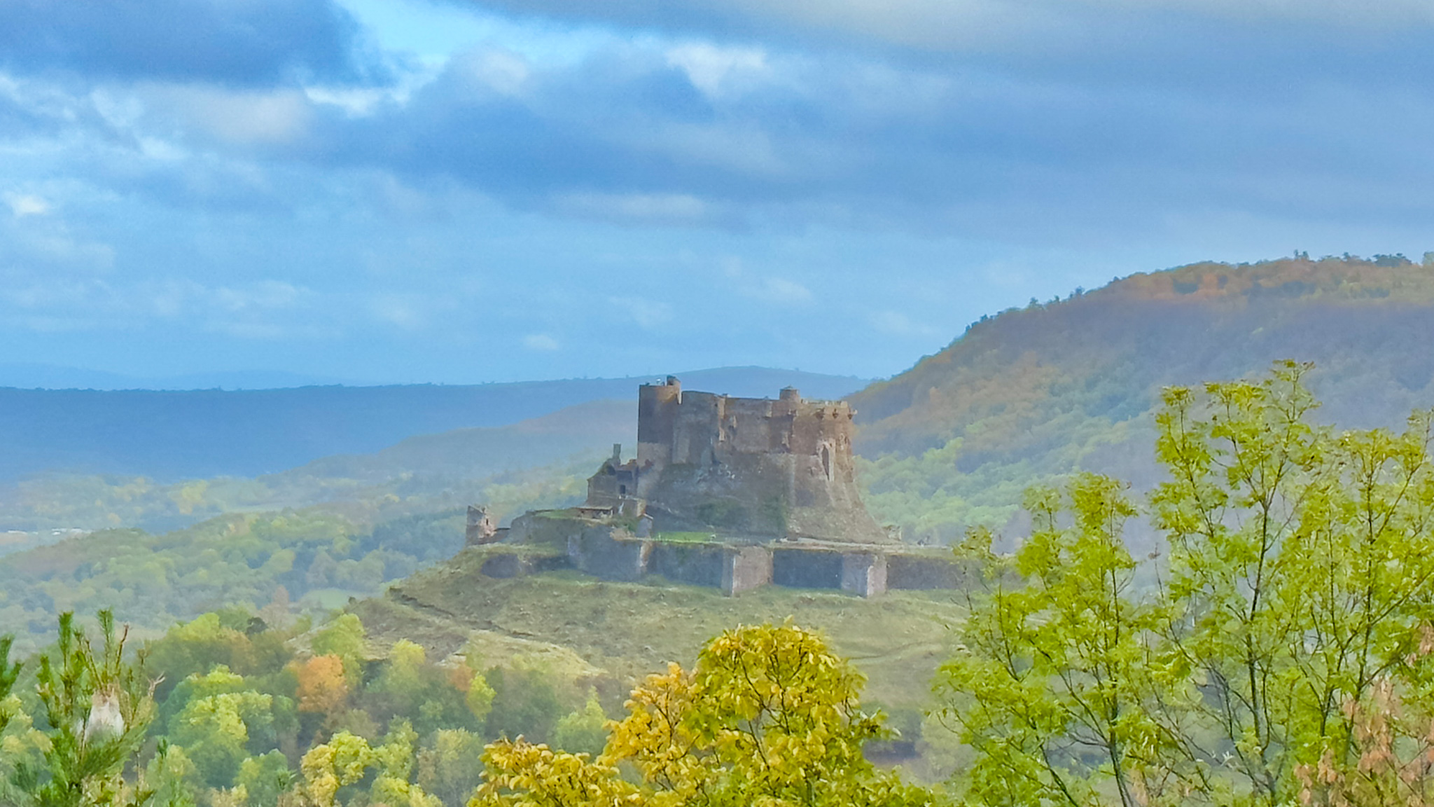 Château de Murol : Forteresse Médiévale au Cœur du Sancy