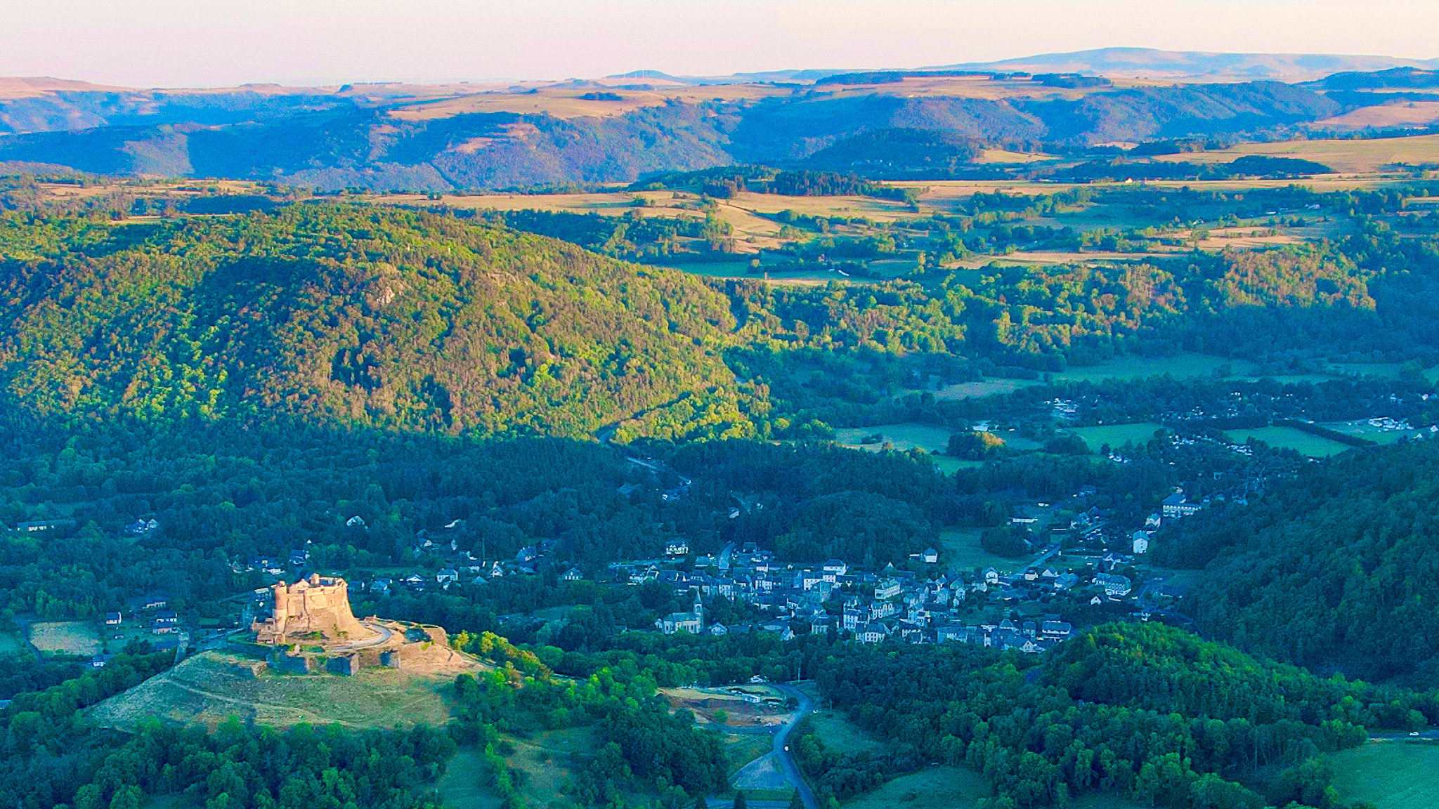 Murol : Le Château dominant la Cité