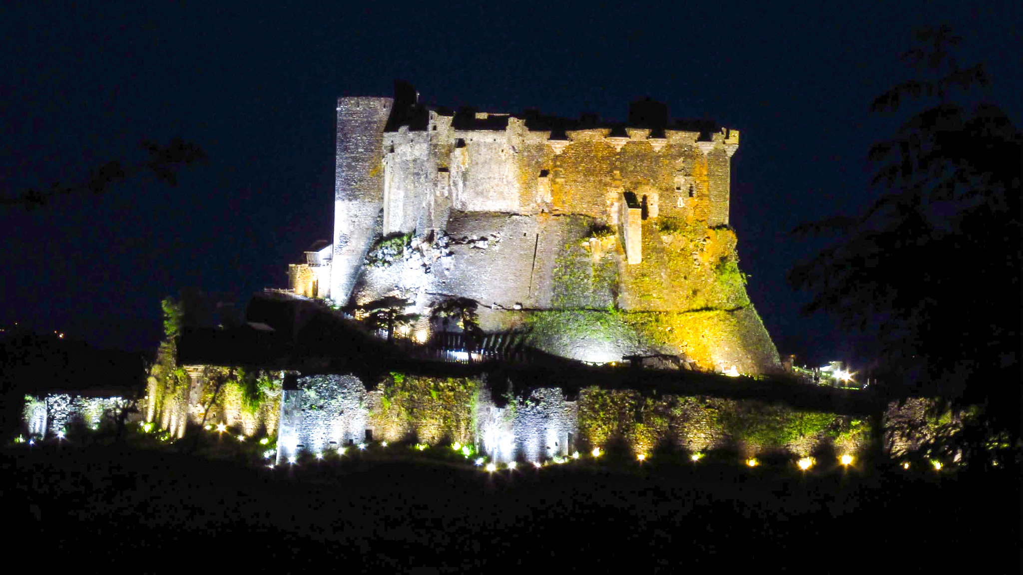 Château de Murol : Splendeur Illuminée la Nuit