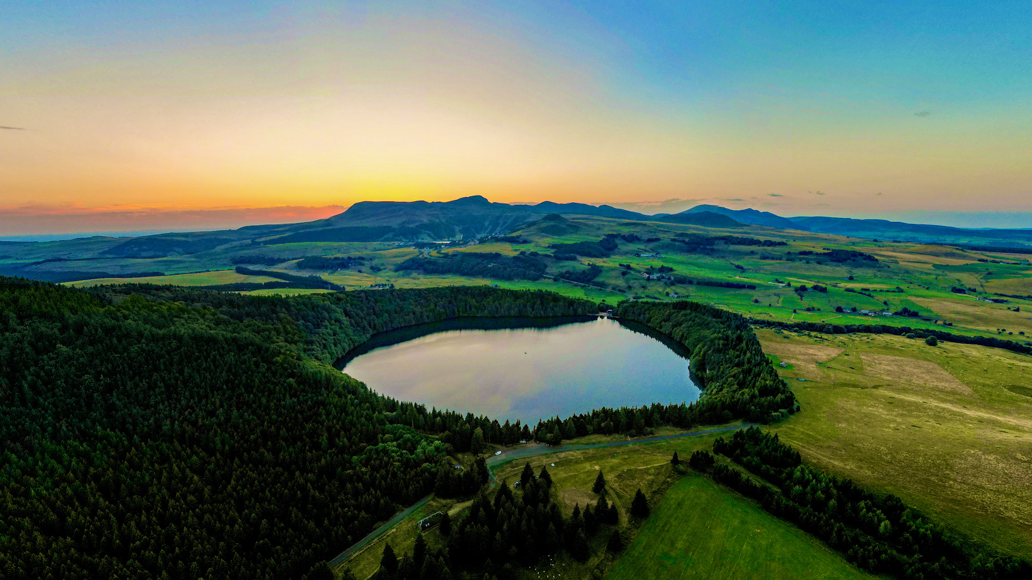 Lac Pavin : Joyau de Besse et Saint-Anastaise