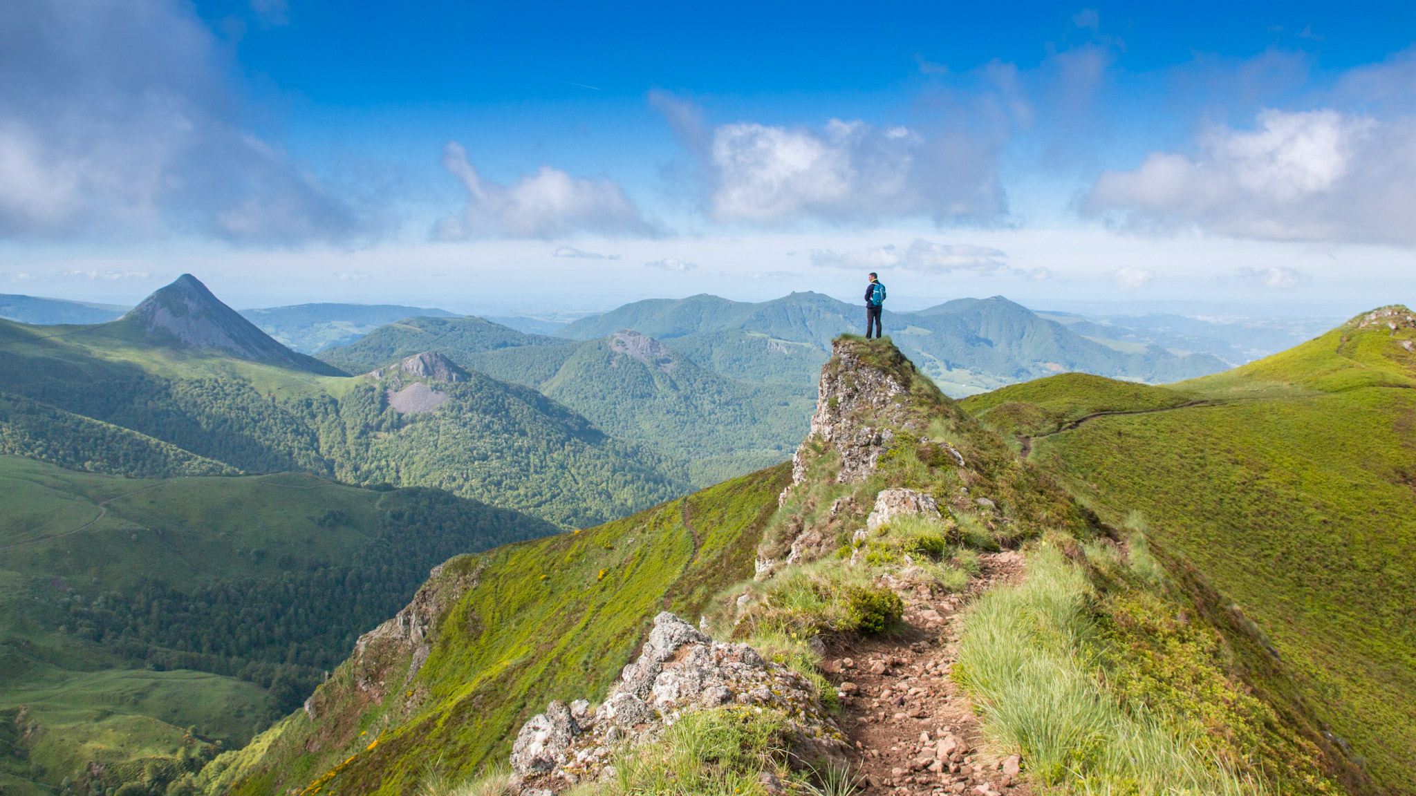 Monts du Cantal : Escapade Grandiose entre Vallées et Volcans