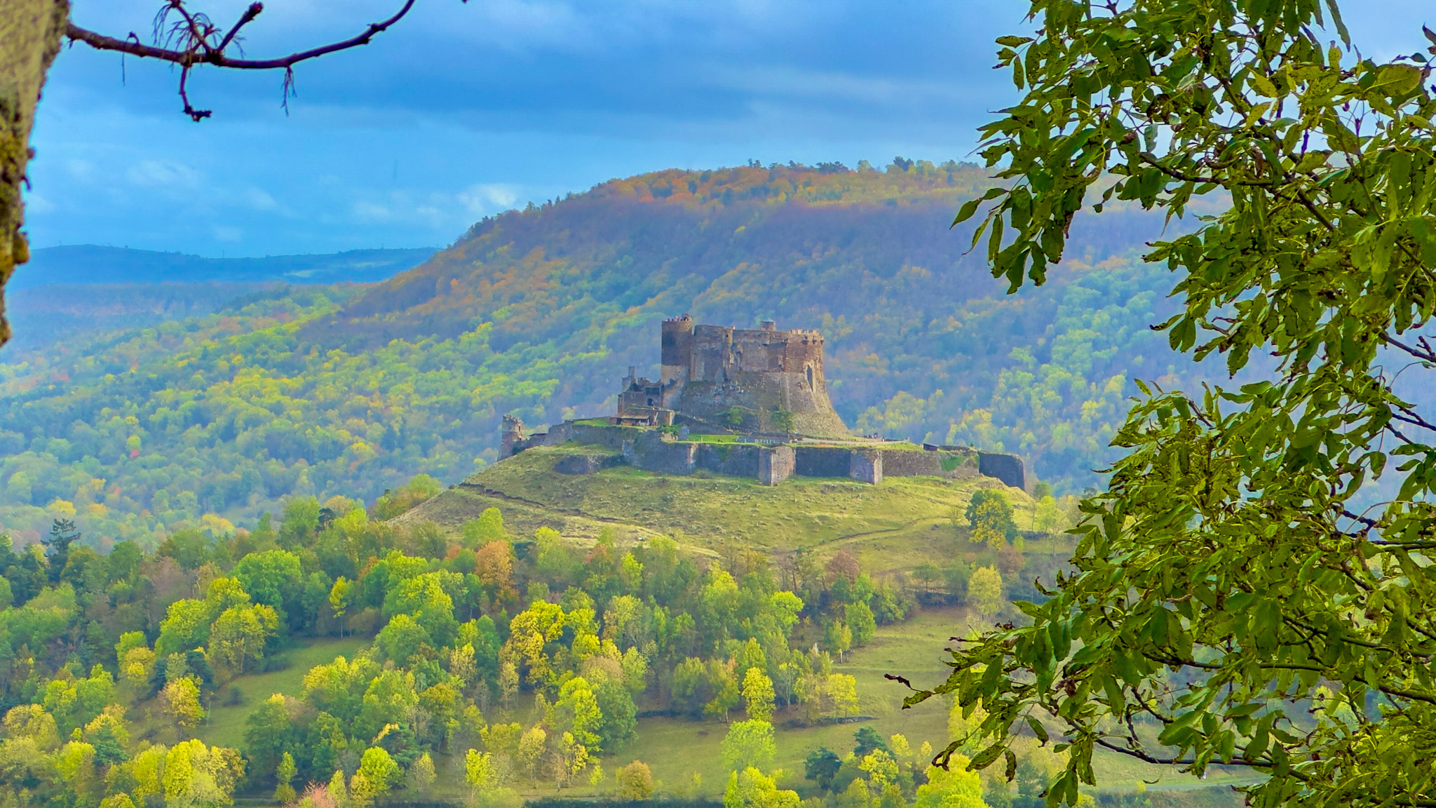 Château de Murol : Un Lieu de Tournage pour le Film Kaamelott